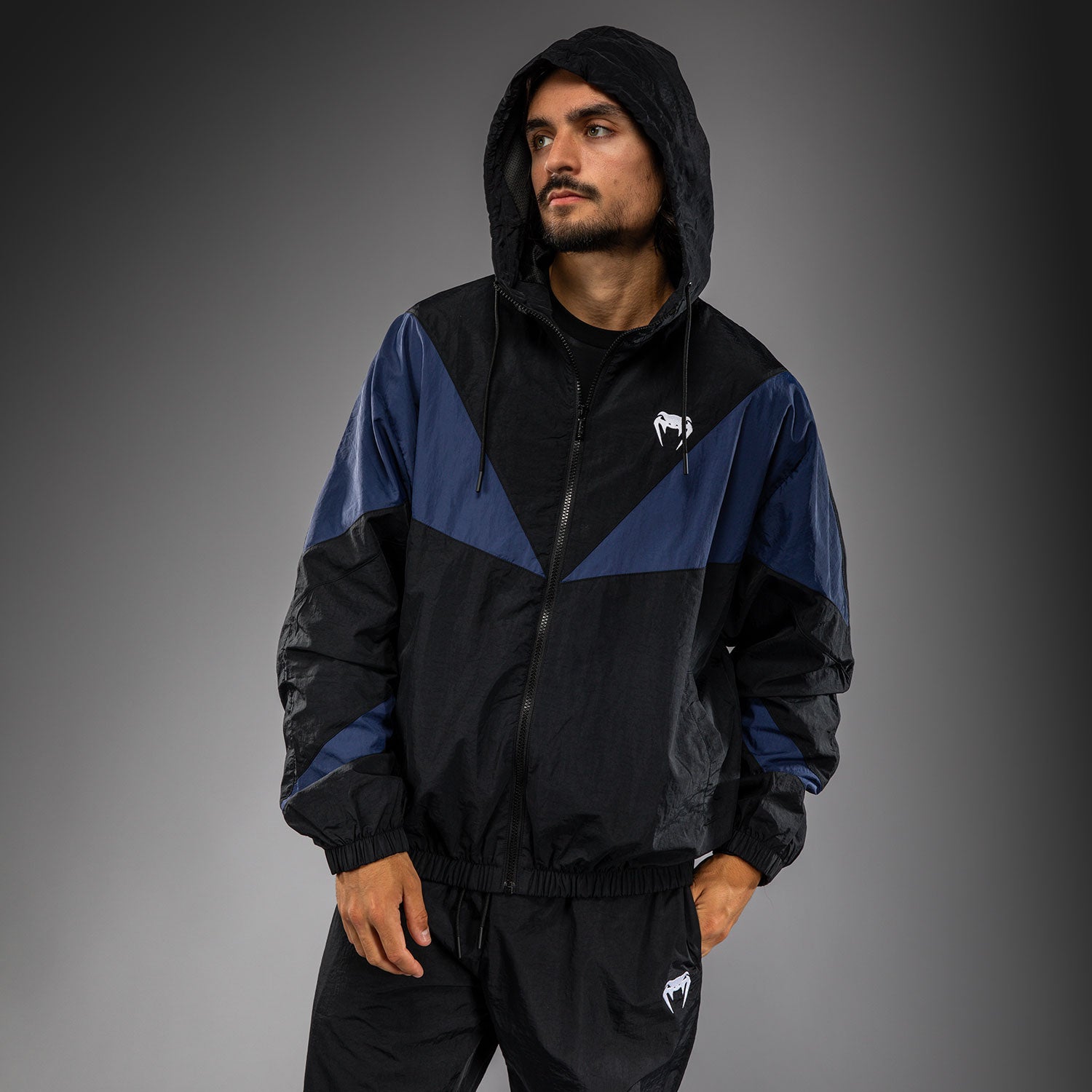 venum-vectra-trackjacke-herren-mit-kapuze-und-reissverschluss-schwarz-blau image 4