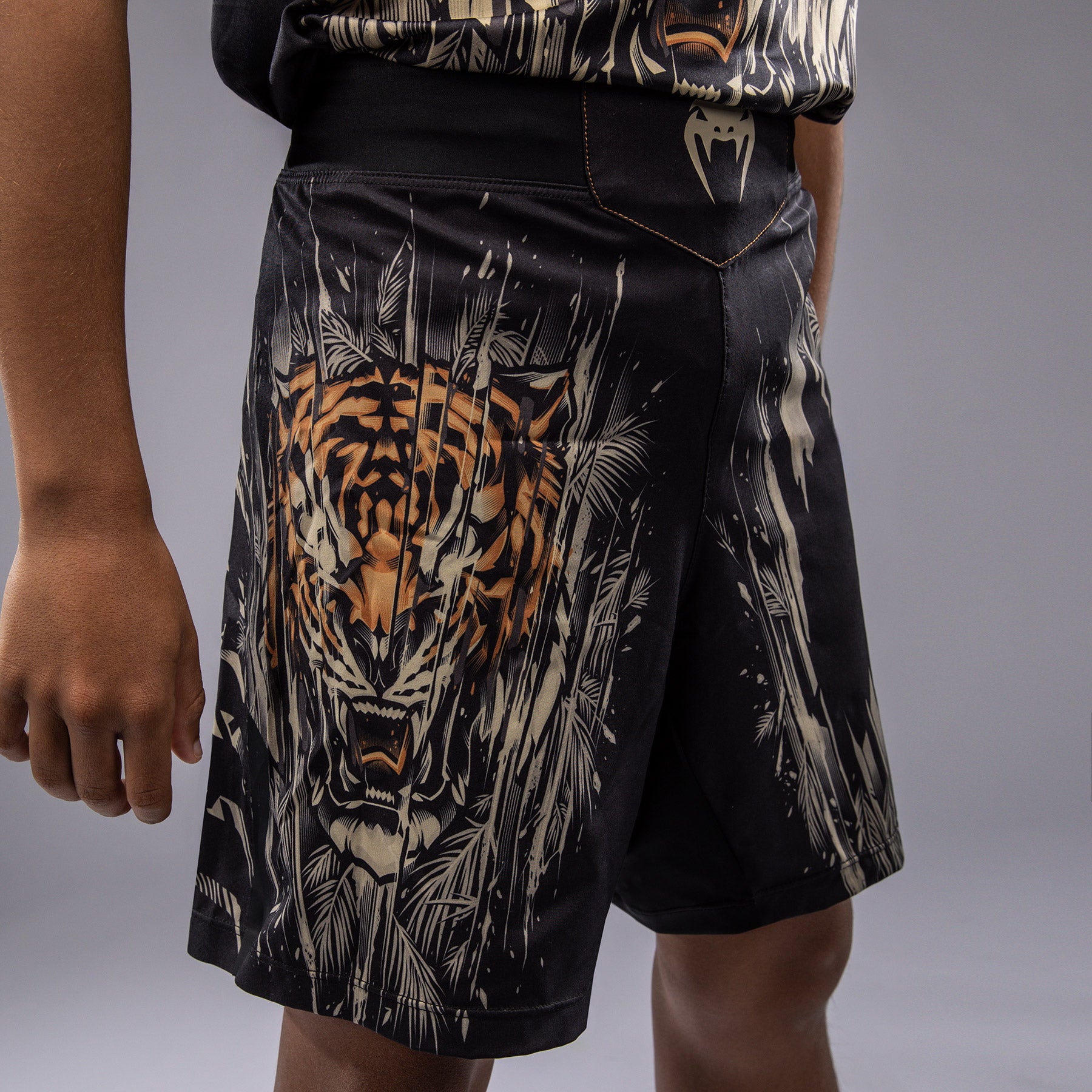 venum-tiger-kinder-kampfshorts-schwarz-neonorange image 5
