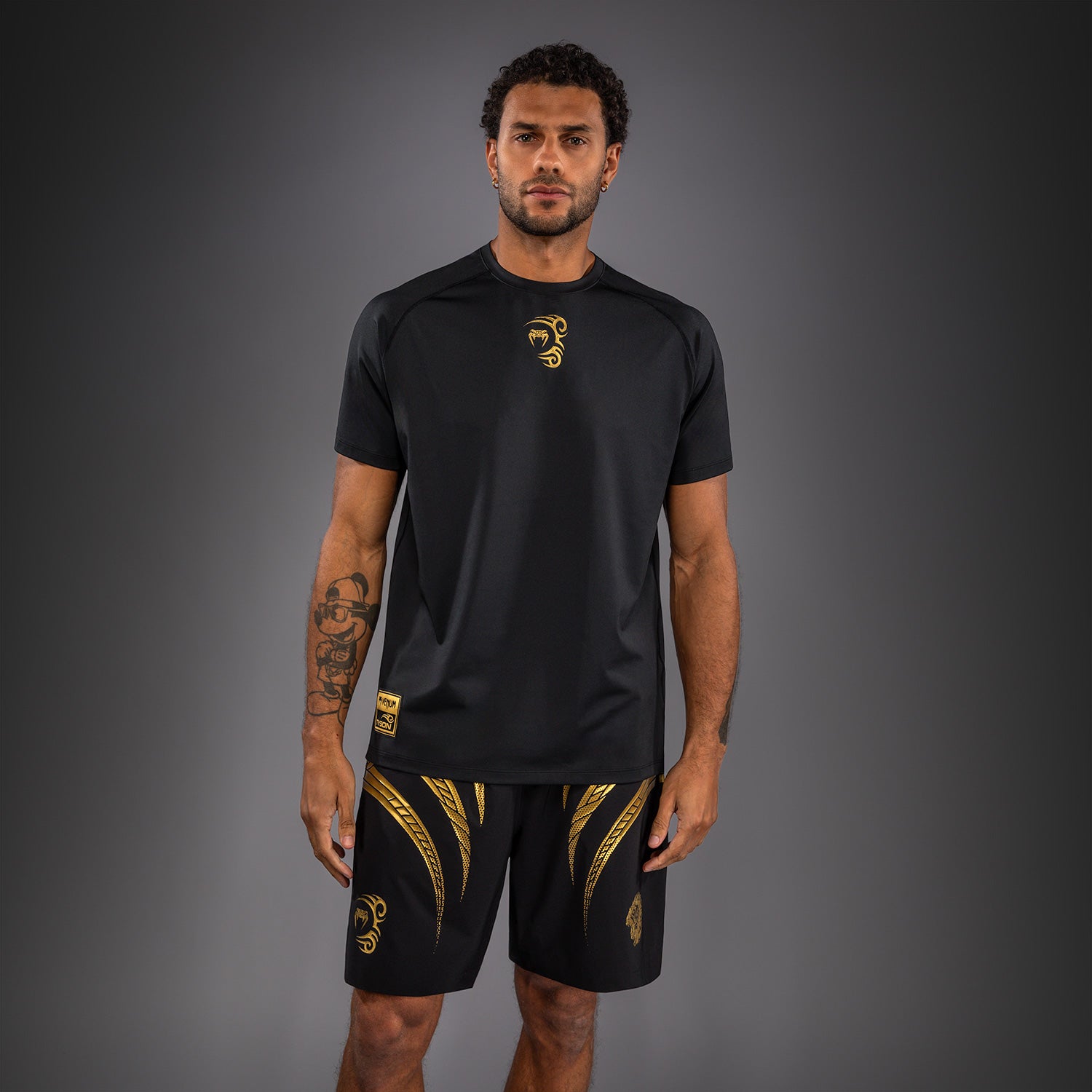 venum-x-mike-tyson-tiger-dry-tech-t-shirt-schwarz-gold-herren image 1