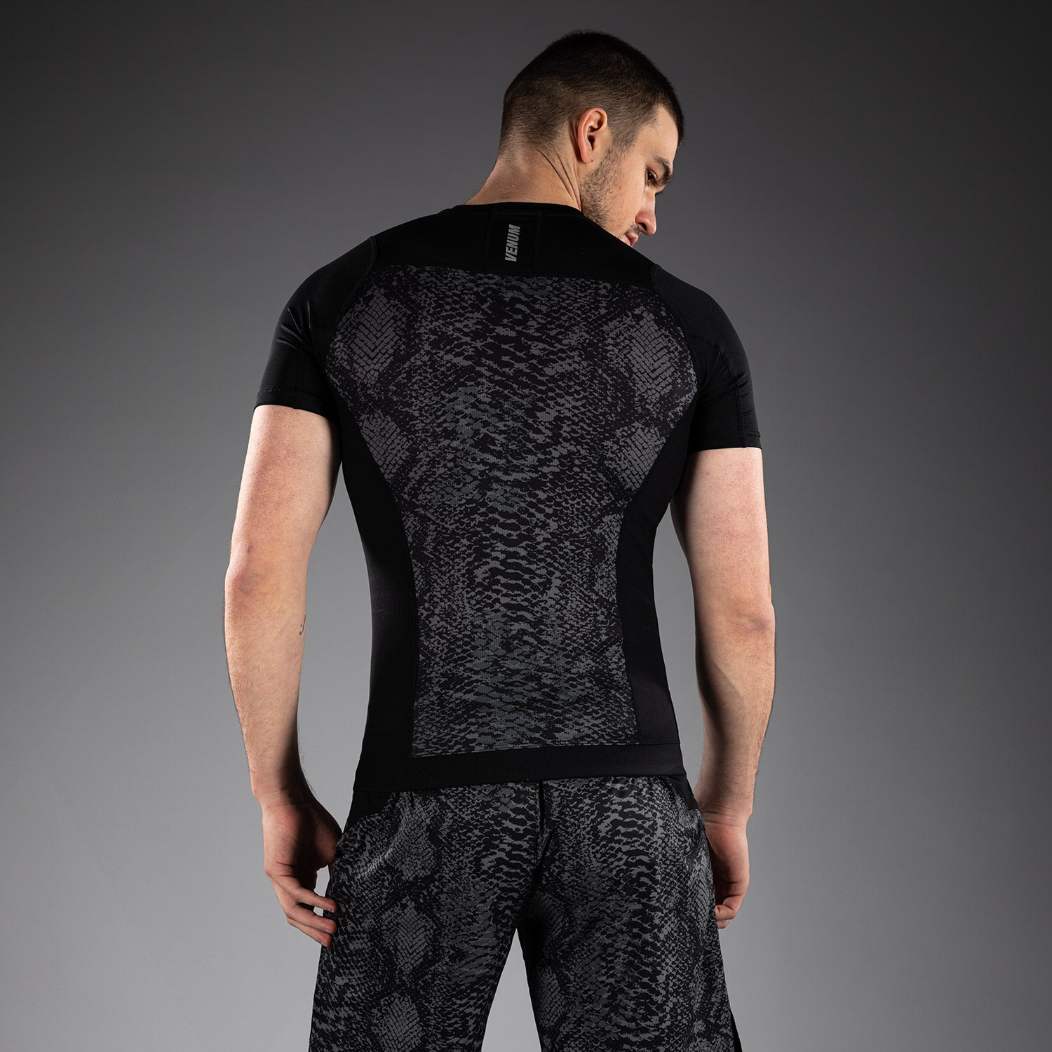 venum-g-fit-scales-kurzarm-rashguard-herren-schwarz-anthrazitgrau image 3
