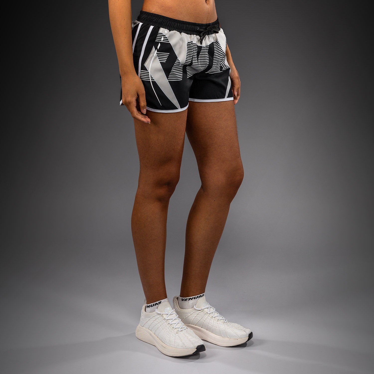 venum-adrenaline-damen-trainingsshorts-schwarz-elfenbein image 2