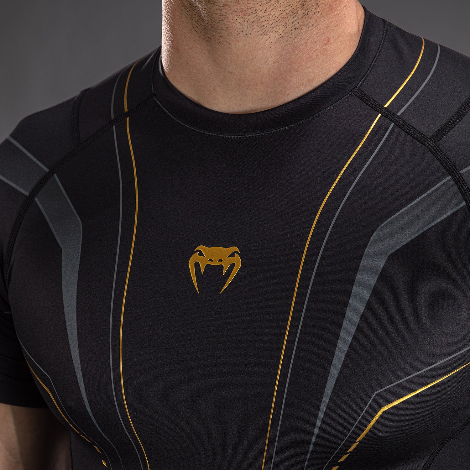venum-streamline-kurzarm-rashguard-schwarz-gold image 5
