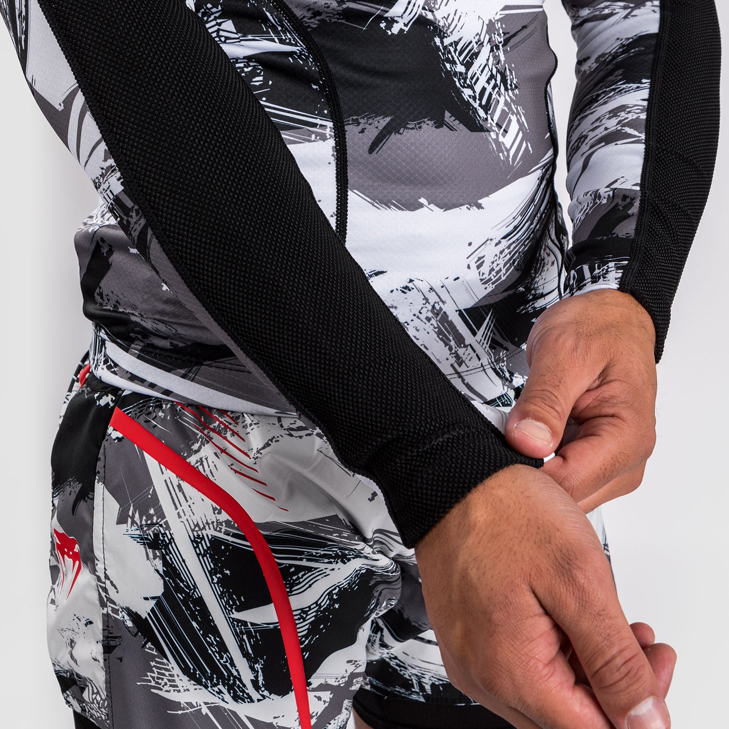 venum-electron-3-0-rashguard-langarm-herren-grau-rot image 7