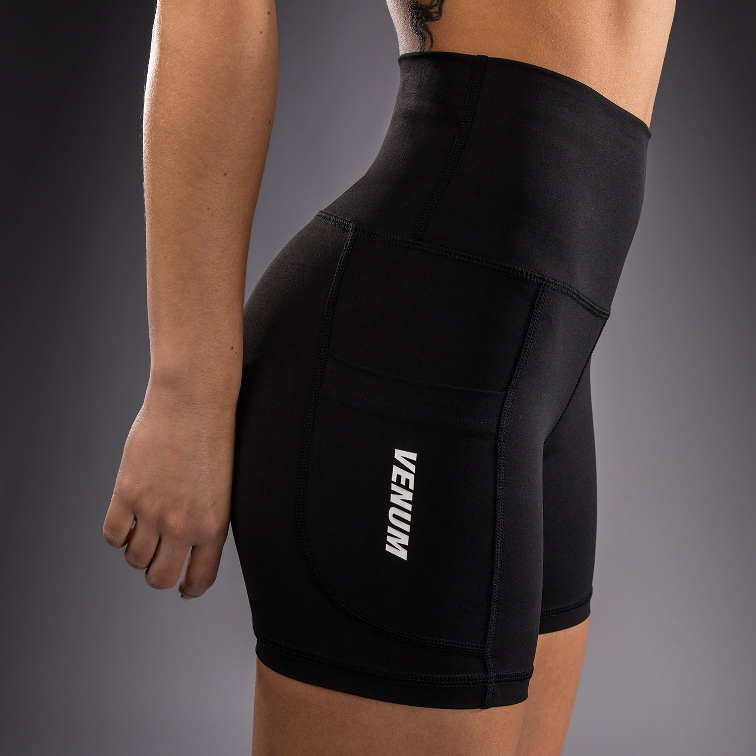 venum-essential-kompressionsshorts-damen-schwarz image 5