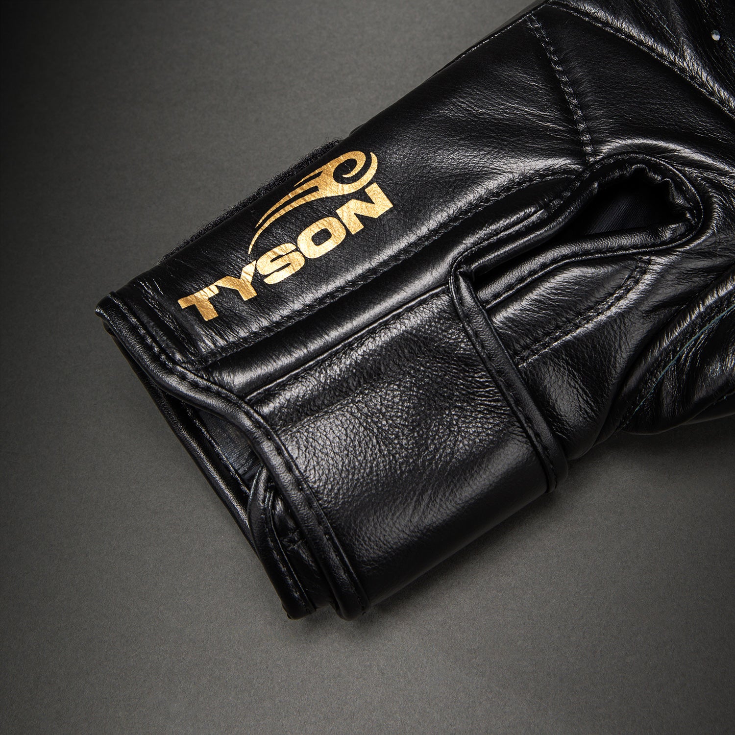 venum-giant-2-0-mike-tyson-pro-boxhandschuhe-schwarz-gold image 4