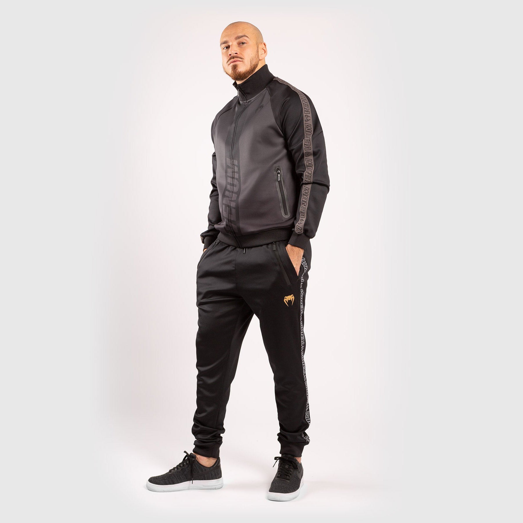 venum-club-212-jogger-schwarz-gold-herren-lifestyle-jogginghose-schmale-passform image 1