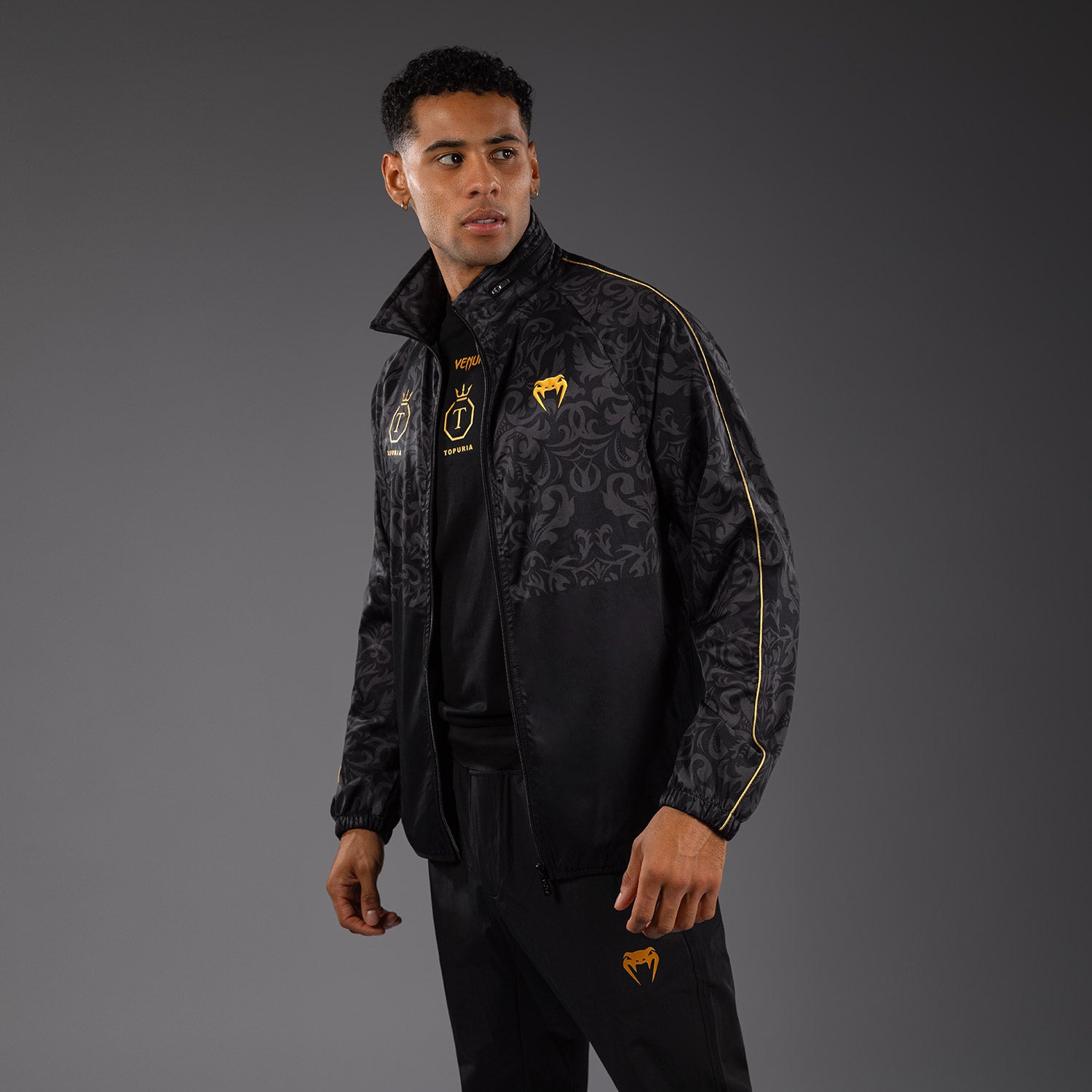 venum-x-topuria-unmatched-edition-track-jacket-herren-schwarz-gold image 1