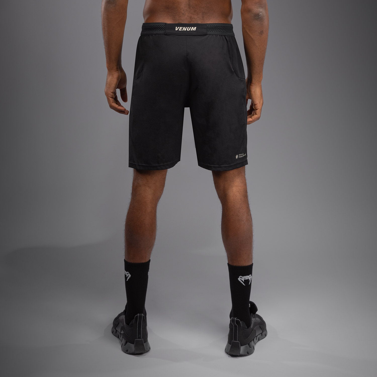 venum-g-fit-air-herren-trainingsshorts-tiefschwarz-feuerrot image 3