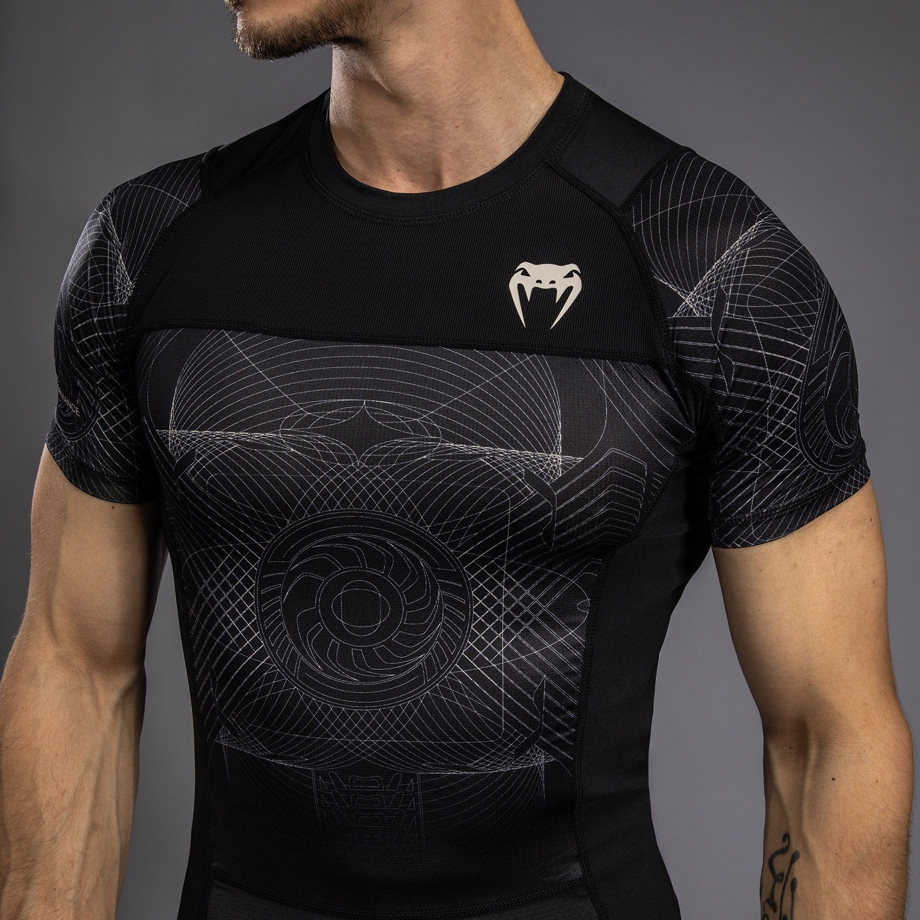 venum-g-fit-air-herren-kurzarm-rashguard-tiefschwarz-w-stensand image 6