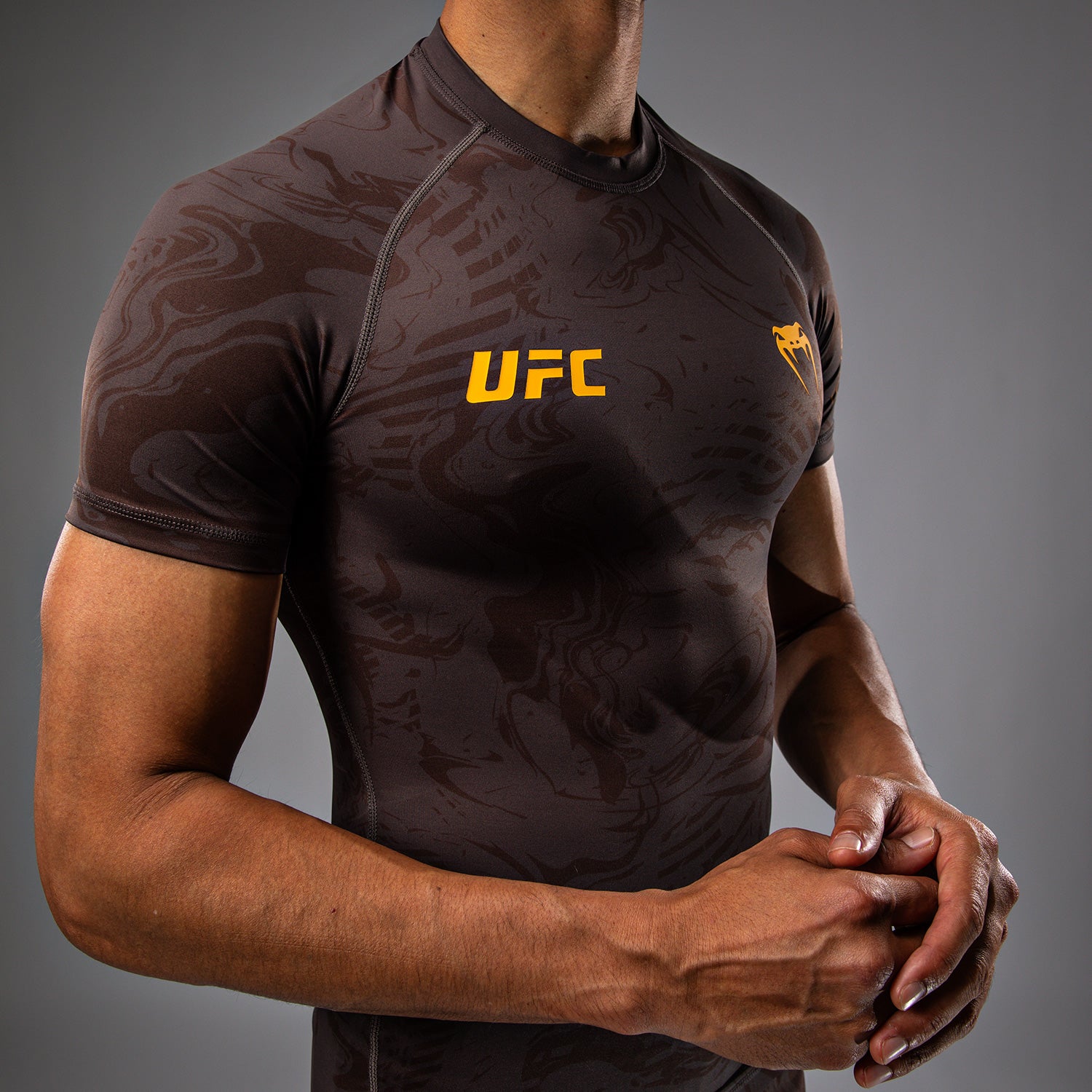 ufc-fusion-by-venum-fight-week-herren-performance-kurzarm-rashguard-erdiges-brau image 7