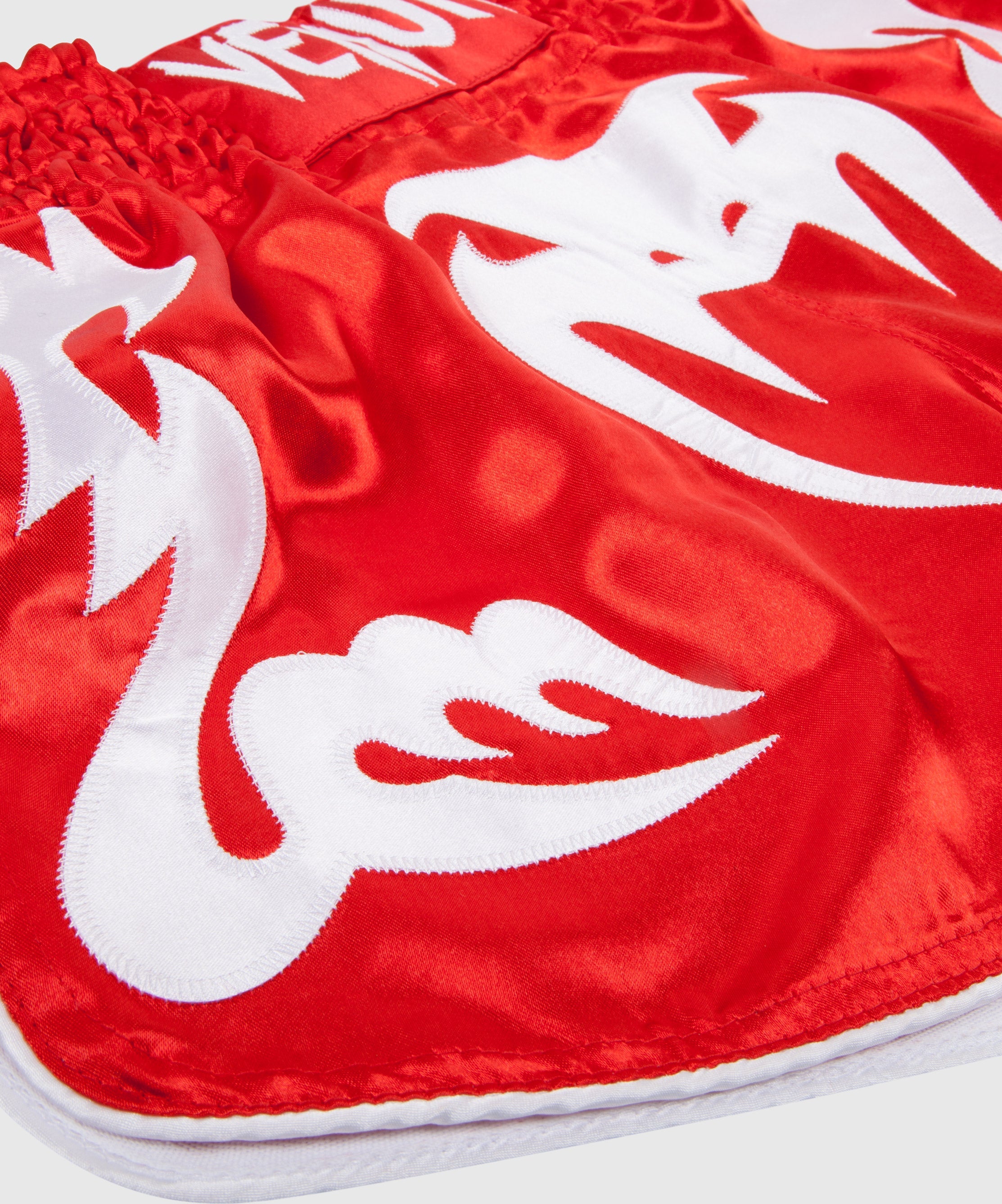venum-bangkok-inferno-muay-thai-shorts-herren-rot-wei image 4