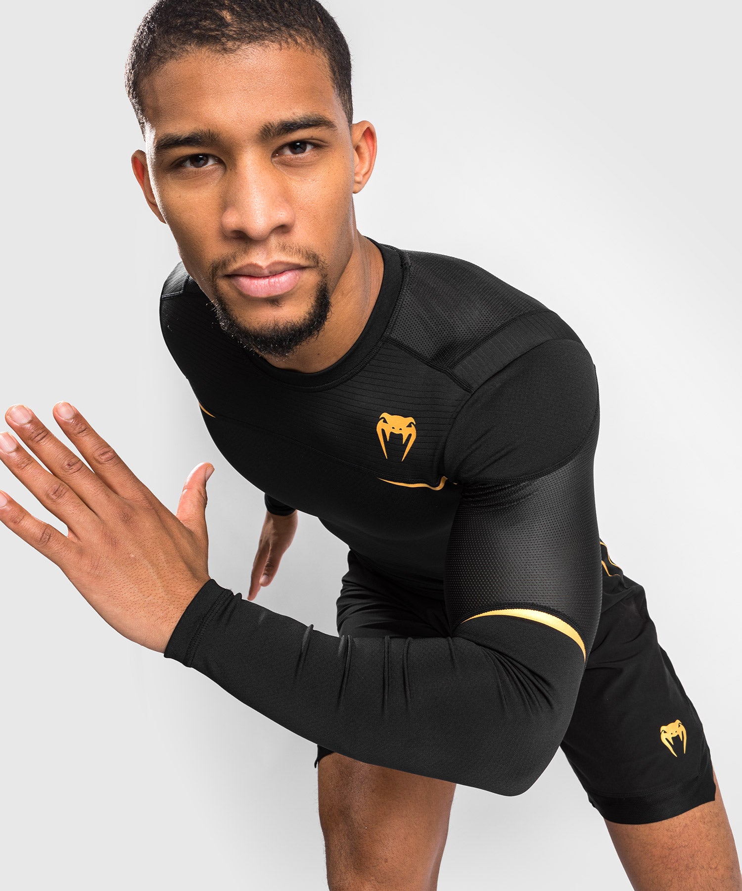 venum-tempest-2-0-kompressionsshirt-langarm-unisex-schwarz-gold image 1