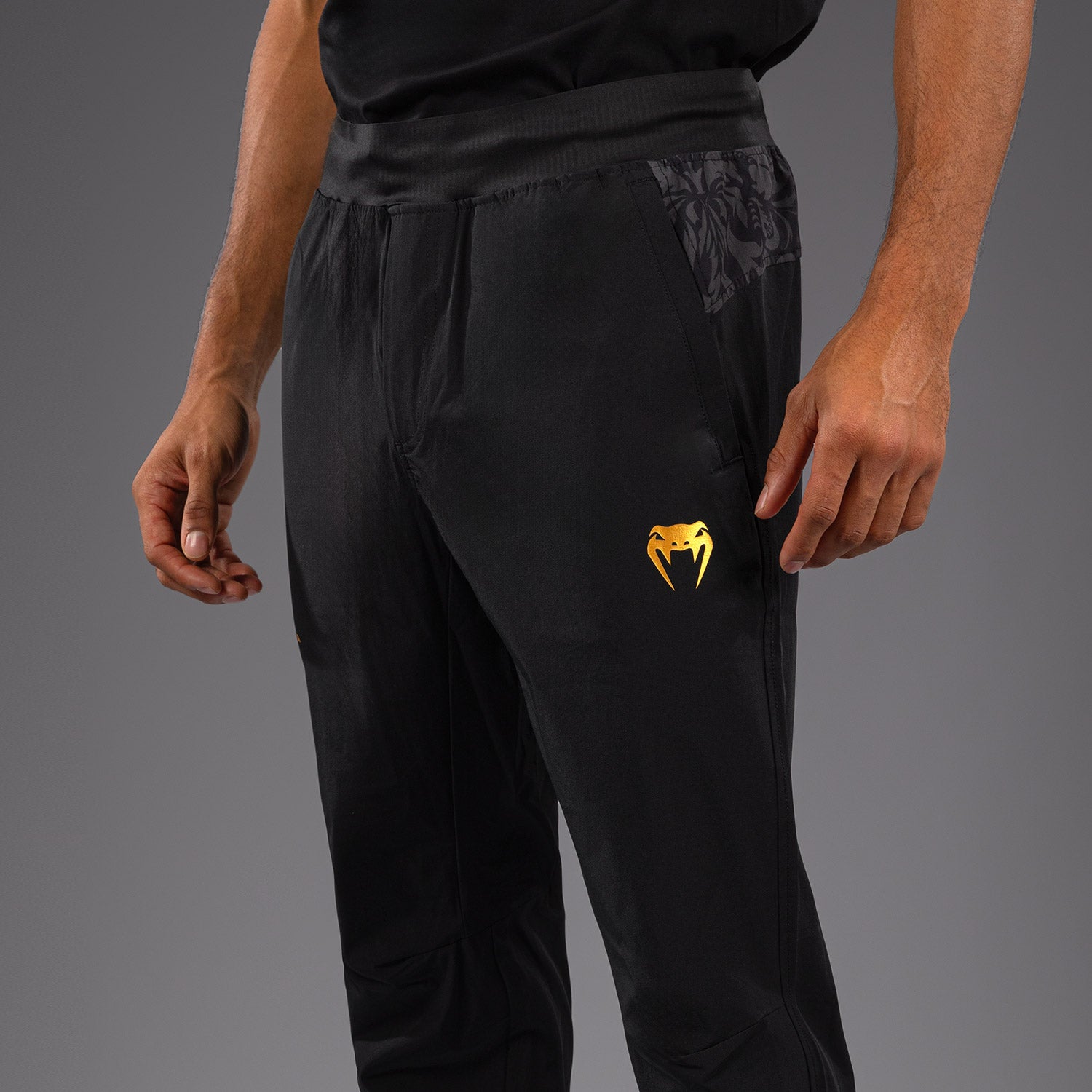 venum-x-topuria-unmatched-edition-jogginghose-schwarz-gold image 6