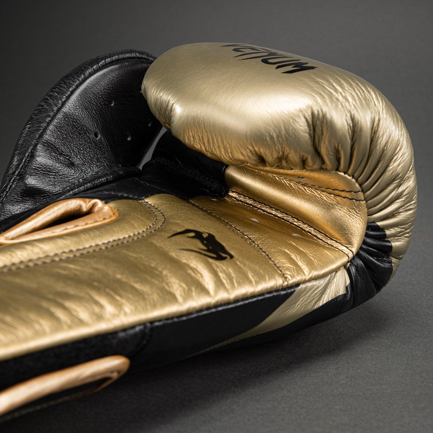 venum-hammer-pro-boxhandschuhe-mit-klettverschluss-schwarz-gold image 4