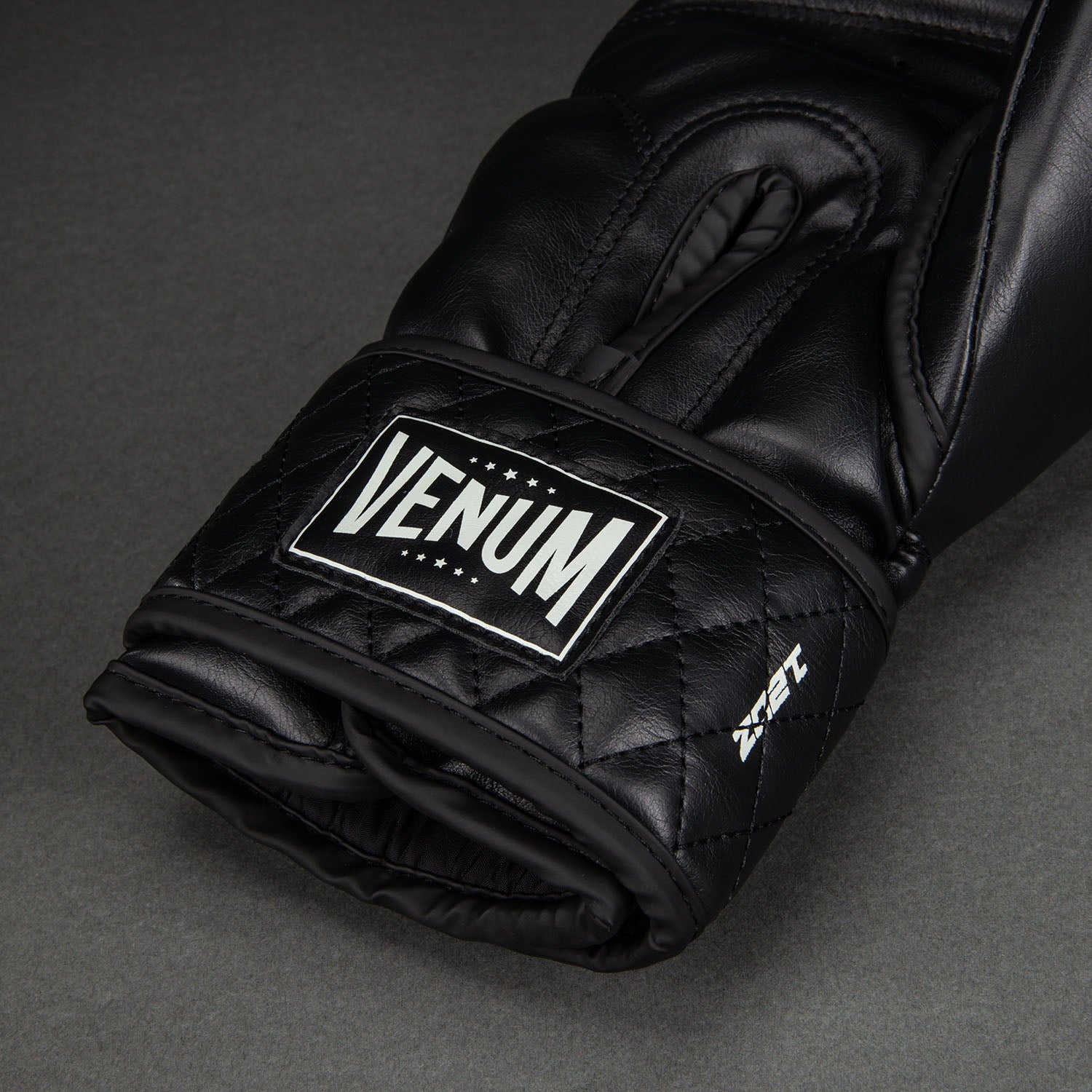 venum-impact-classic-boxhandschuhe-schwarz image 5