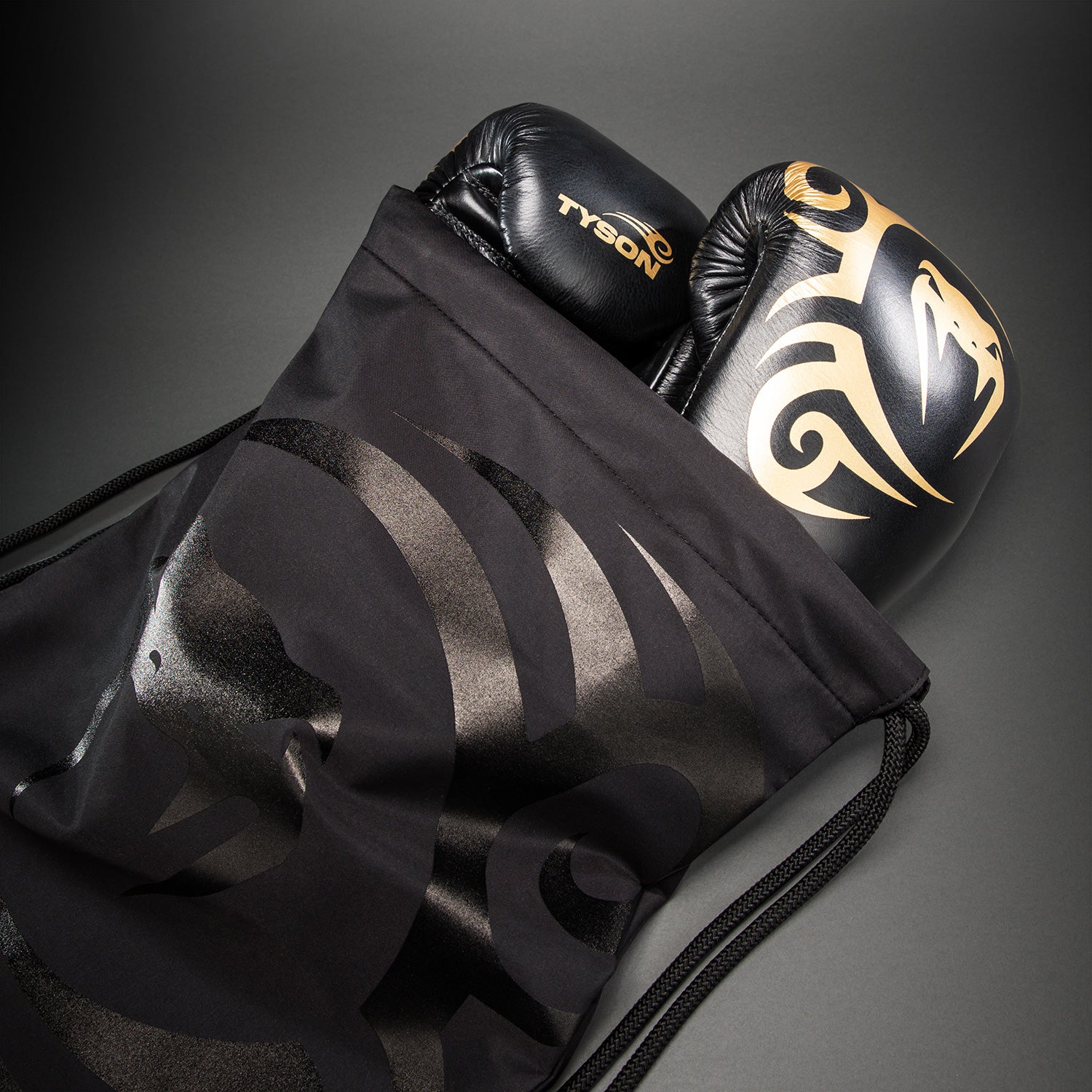 venum-giant-2-0-mike-tyson-pro-boxhandschuhe-schn-rsenkel-schwarz-gold-inkl-tasc image 6