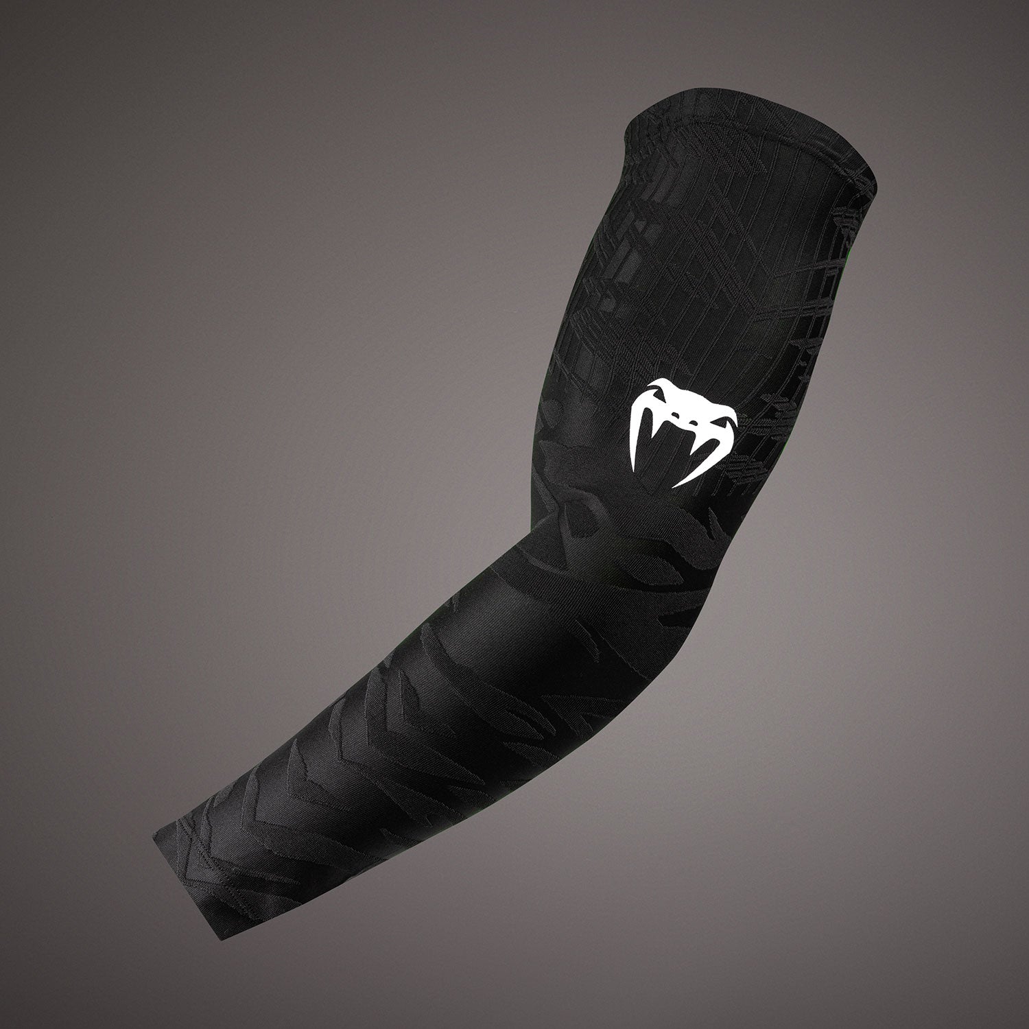 venum-elite-armsleeves-kompressions-armstulpen-schwarz-wei-im-2er-pack image 2