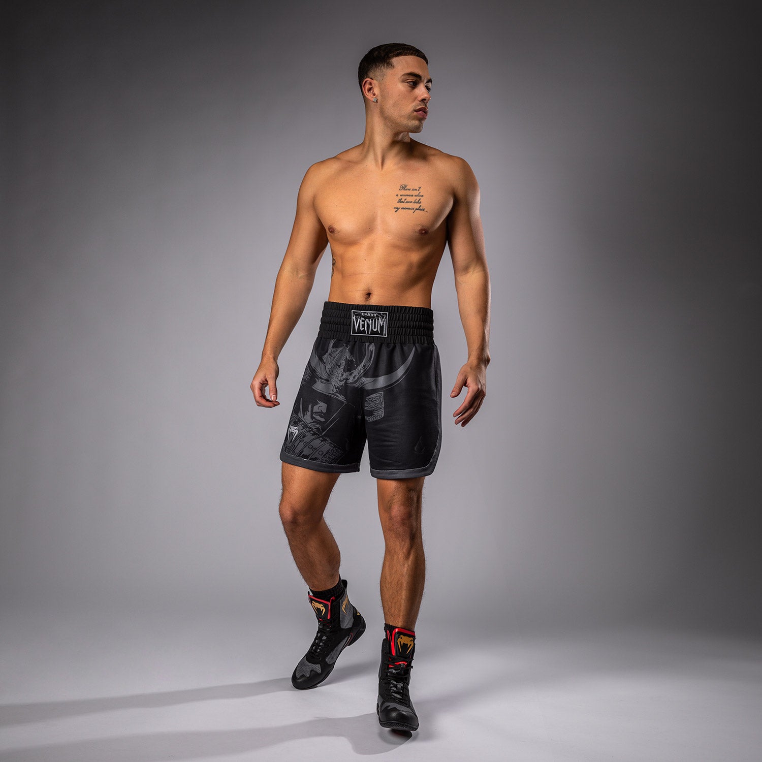 venum-x-assassin-s-creed-shadows-herren-boxing-shorts-schwarz image 2