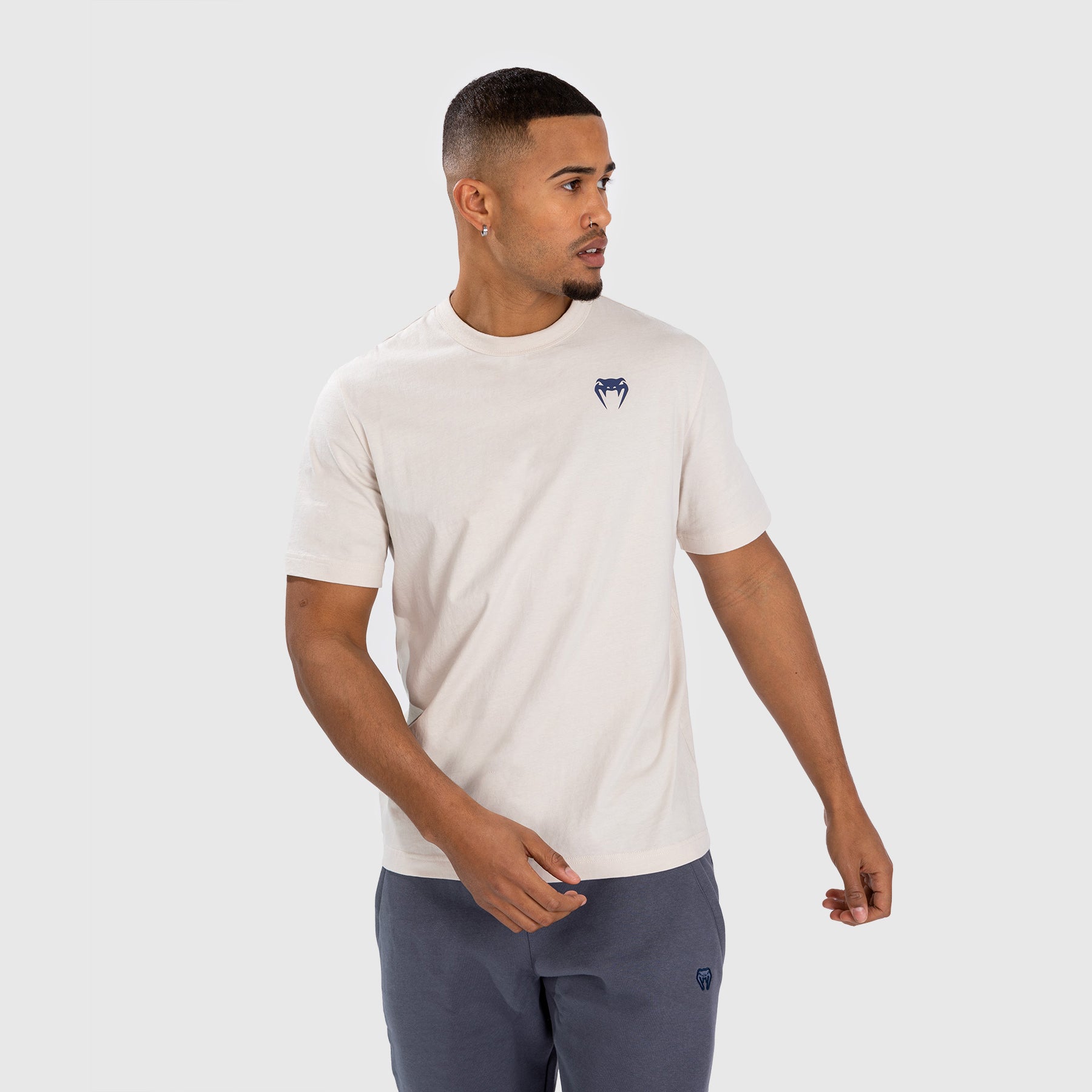 venum-strikeland-t-shirt-greige-herren-lifestyle-rundhals image 2