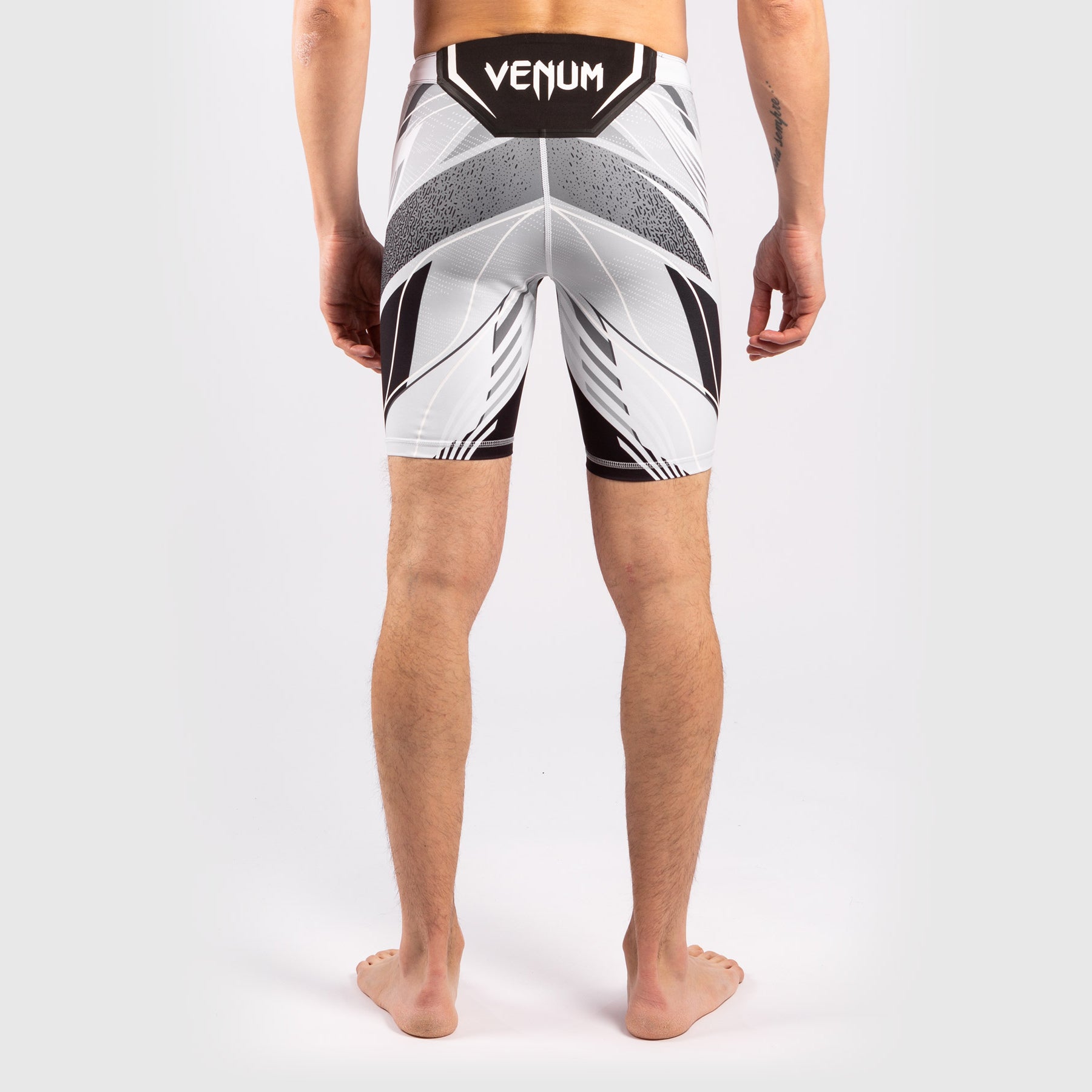 venum-ufc-authentic-fight-night-vale-tudo-shorts-short-fit-herren-wei image 3