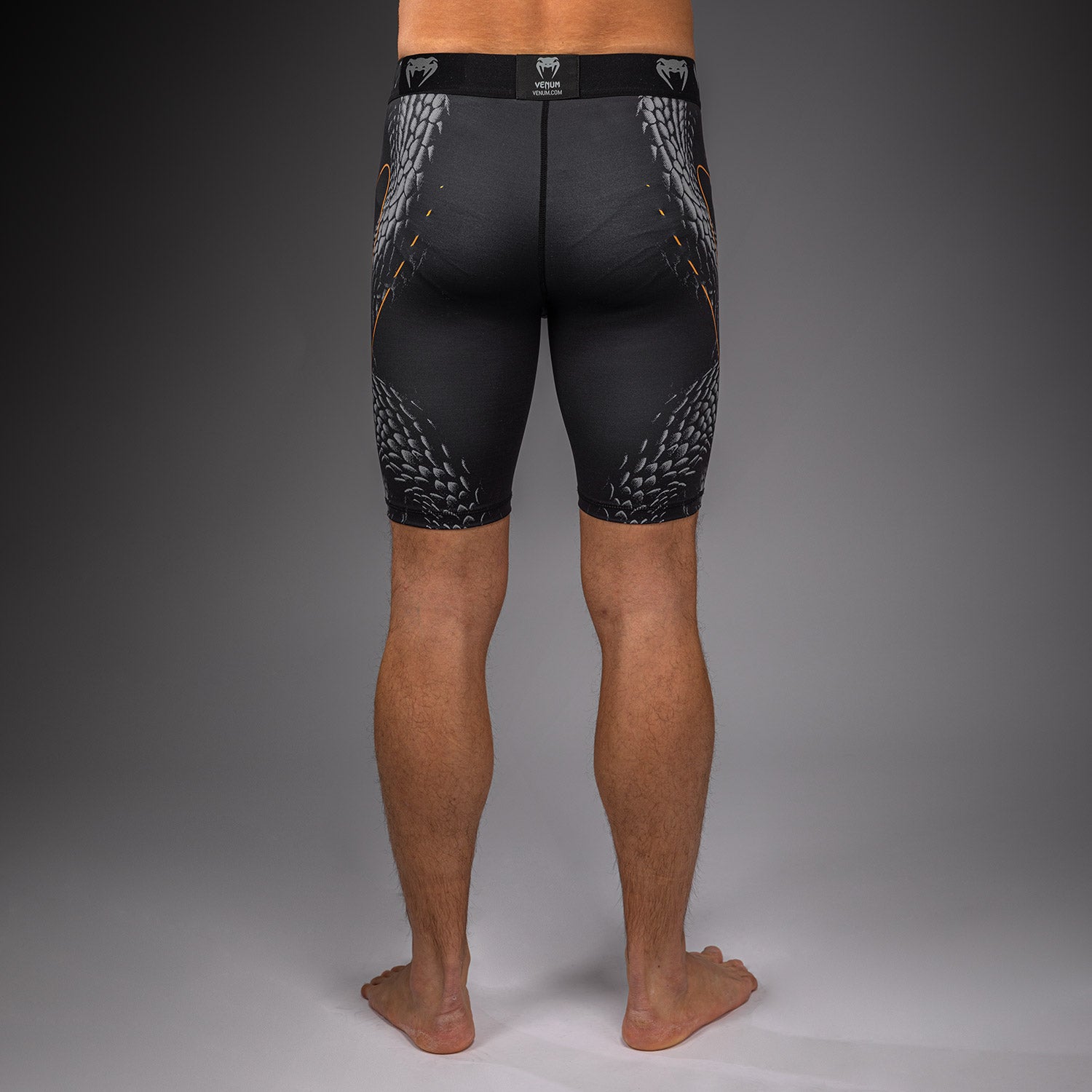 venum-matupa-kompressionsshort-schwarz-grau-gold-herren image 4