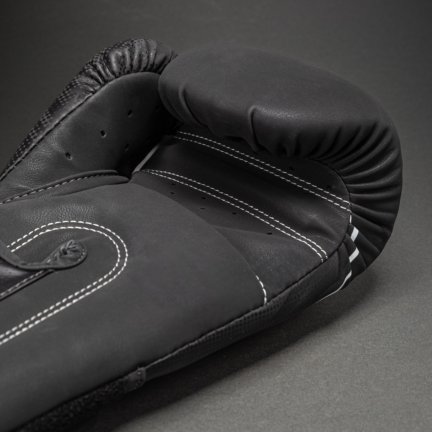 venum-stealth-boxhandschuhe-schwarz-wei image 3