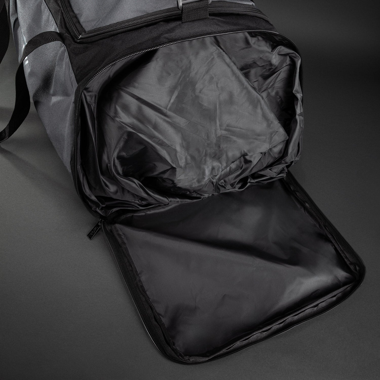 venum-essential-sporttasche-61-l-duffle-bag-grau-schwarz image 6