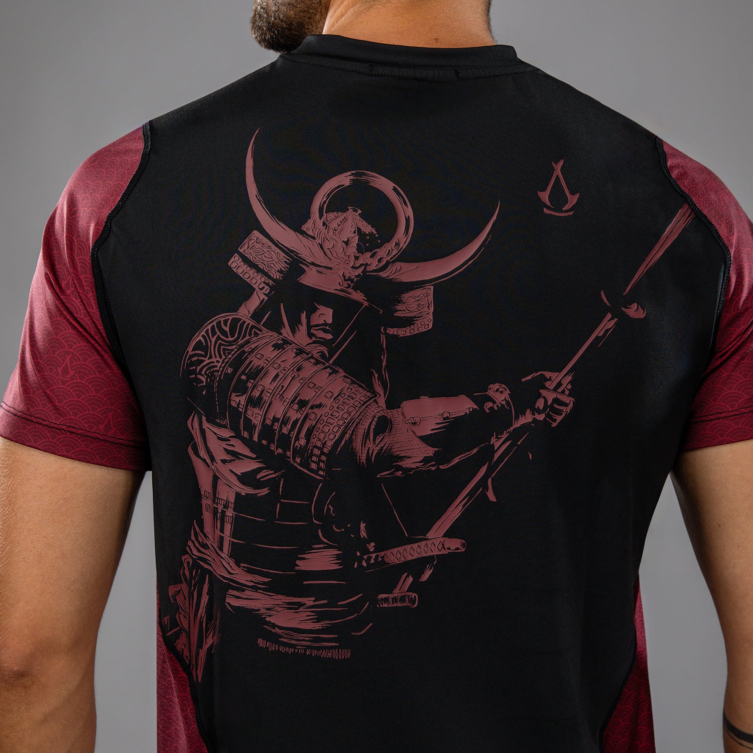 venum-x-assassin-s-creed-shadows-herren-dry-tech-t-shirt-burgunder-schwarz image 5
