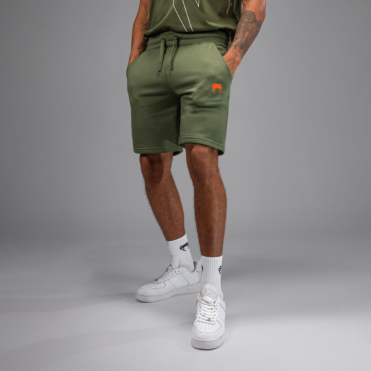 venum-classic-shorts-khaki-gr-n image 1