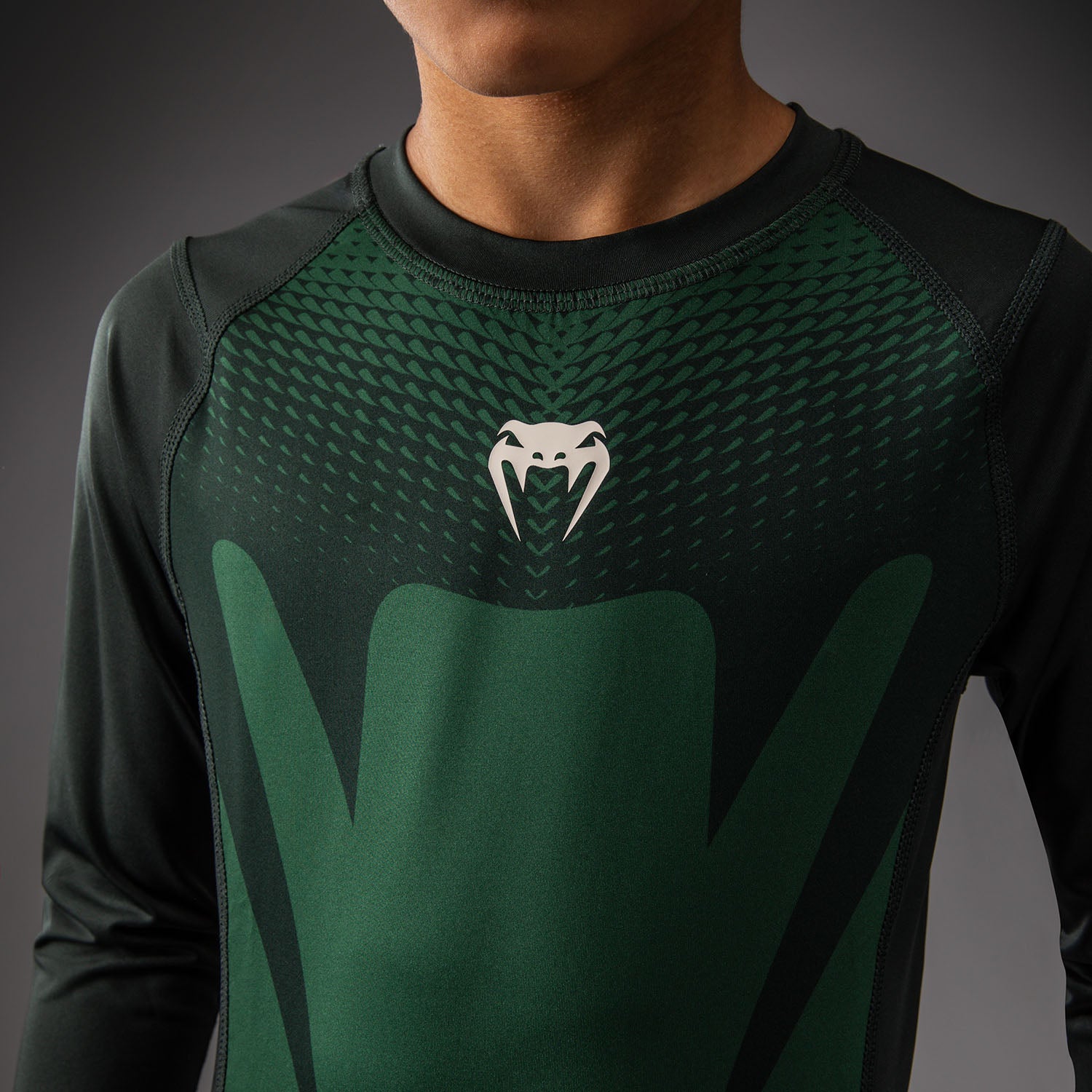 venum-attack-kids-langarm-rashguard-waldgr-n-off-white image 4
