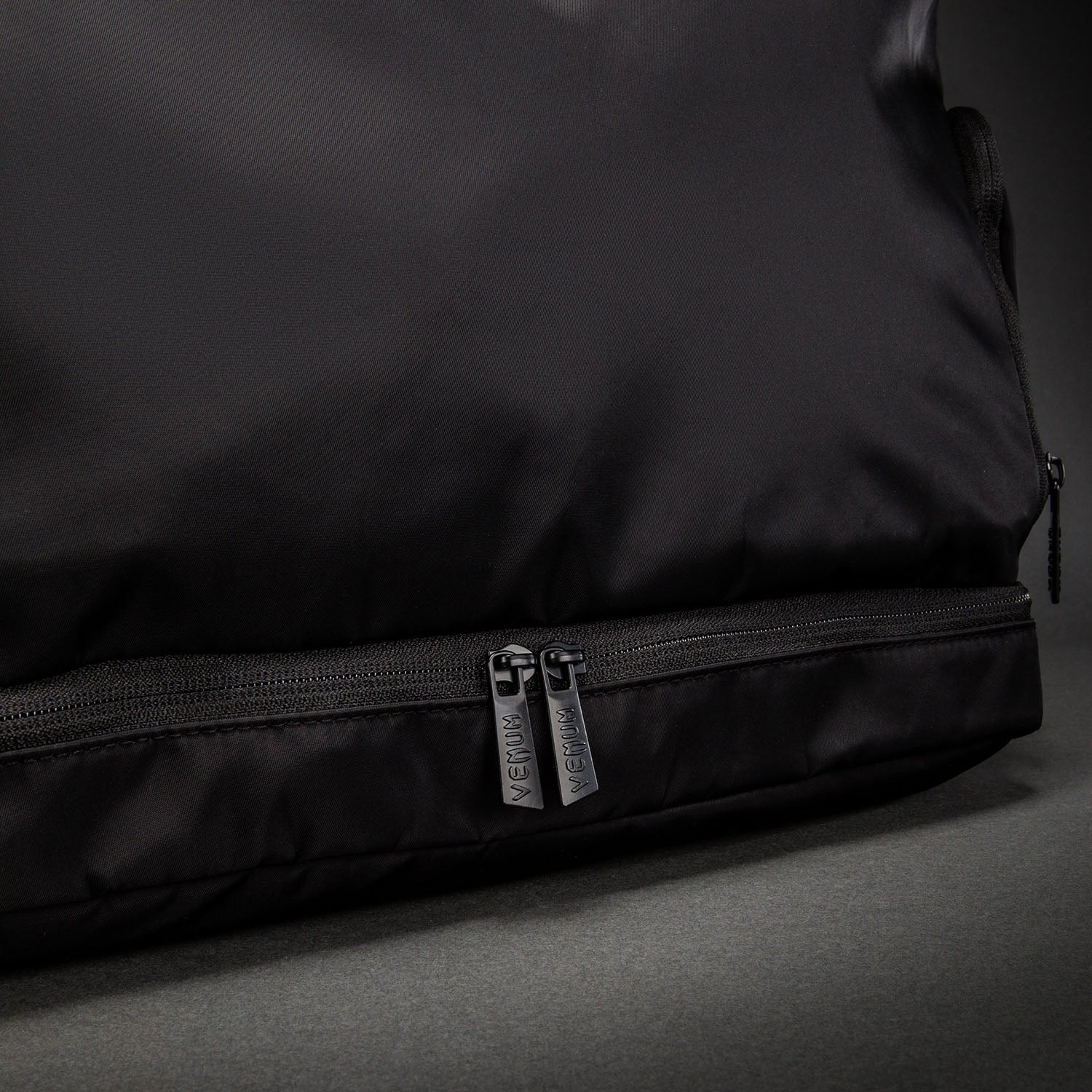 venum-essential-sporttasche-tote-bag-schwarz image 7