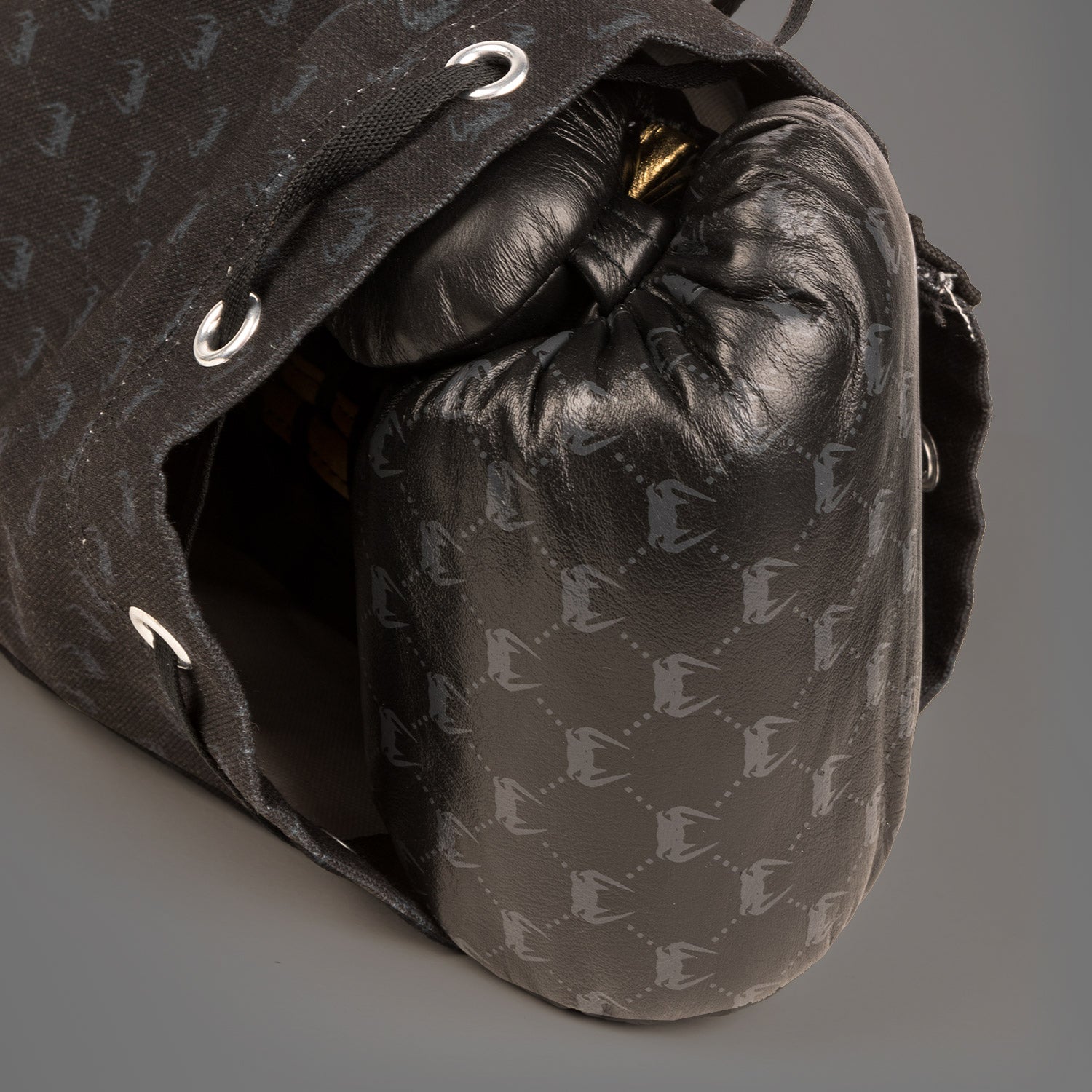 venum-coco-monogram-pro-boxhandschuhe-intense-black image 2