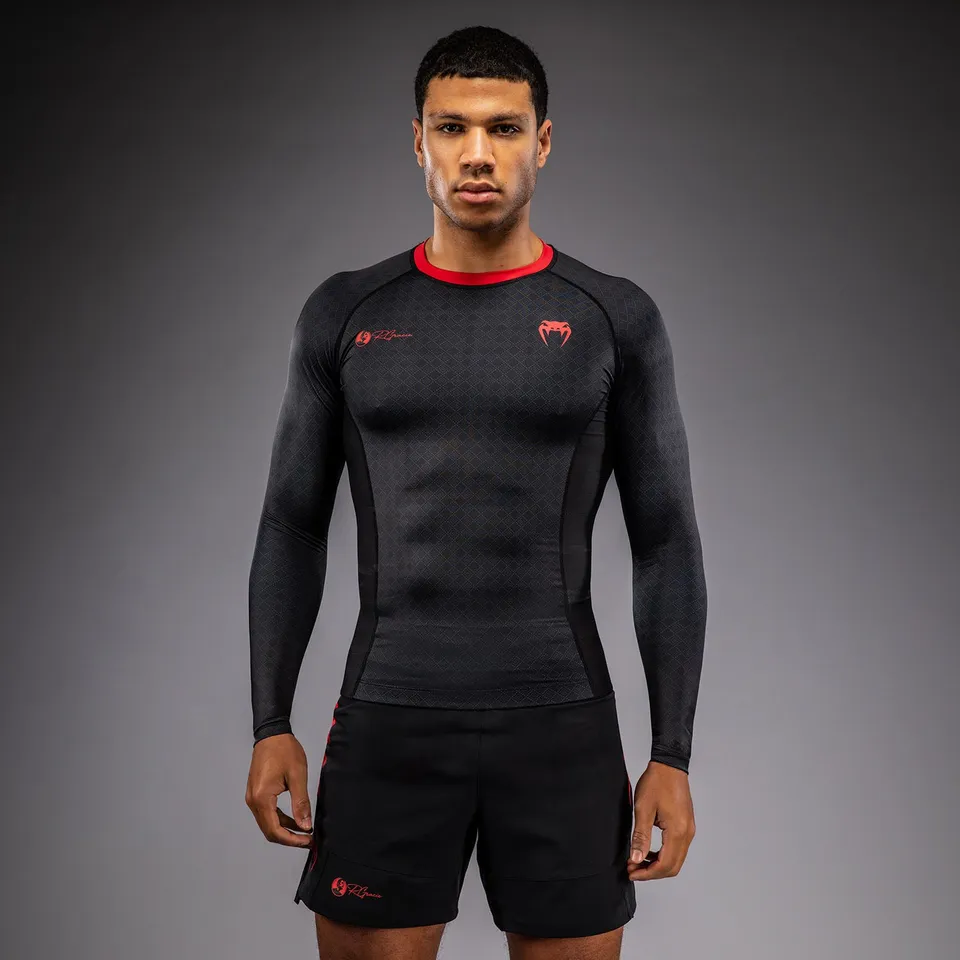 venum-x-roger-gracie-signature-langarm-rashguard-schwarz-rot image 1