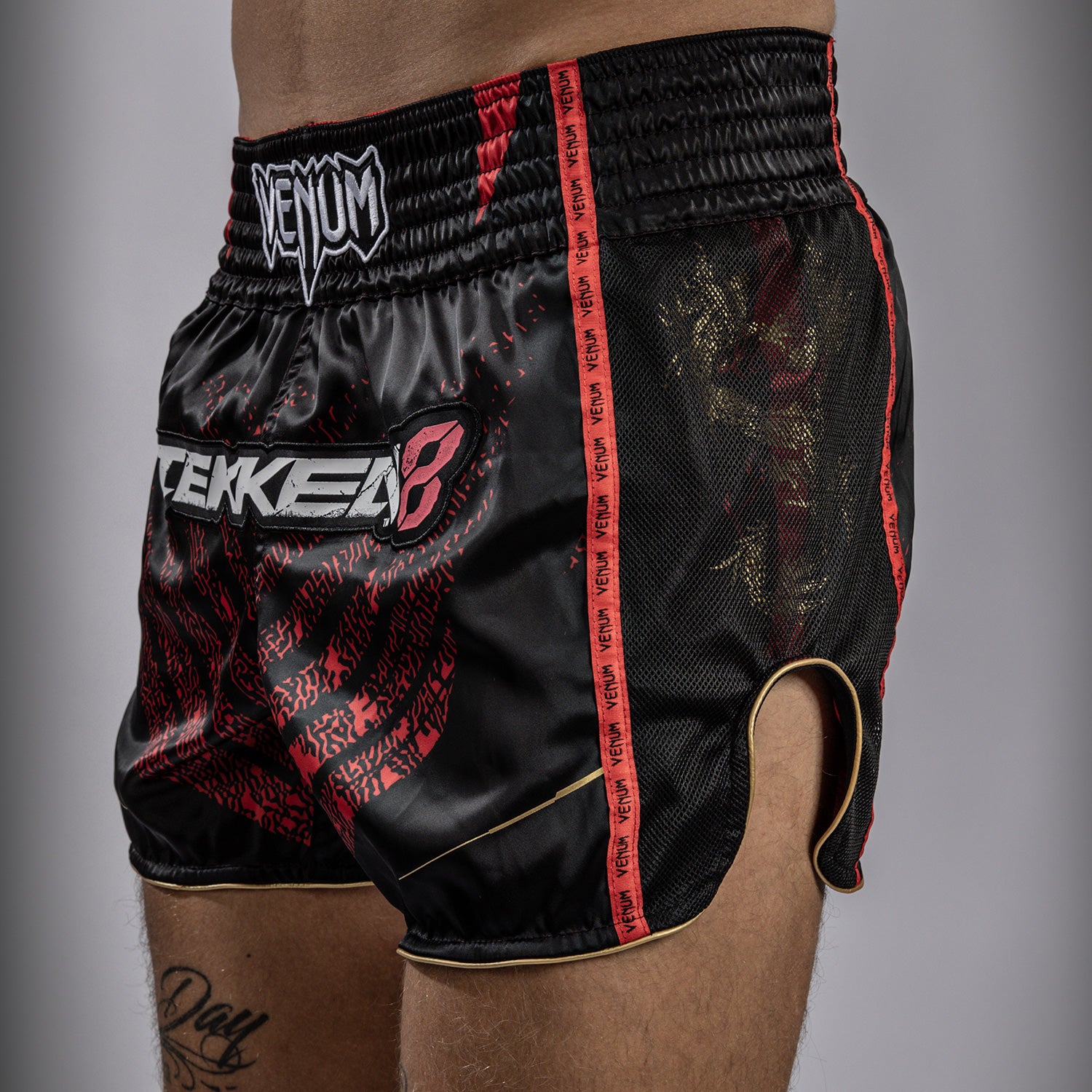 venum-x-tekken-8-marshall-law-muay-thai-shorts-schwarz-rot-gold image 6