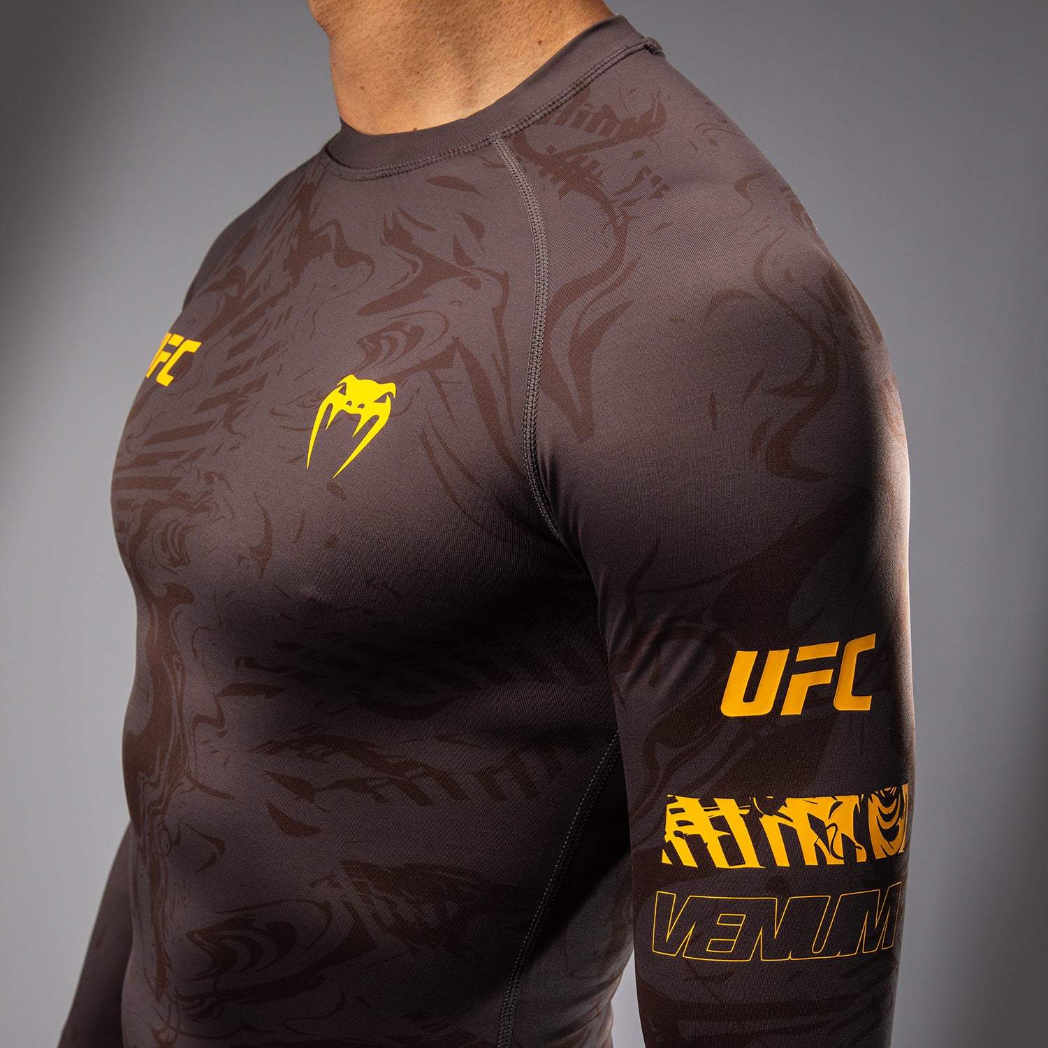 ufc-fusion-by-venum-fight-week-performance-rashguard-herren-langarm-erdiges-brau image 7