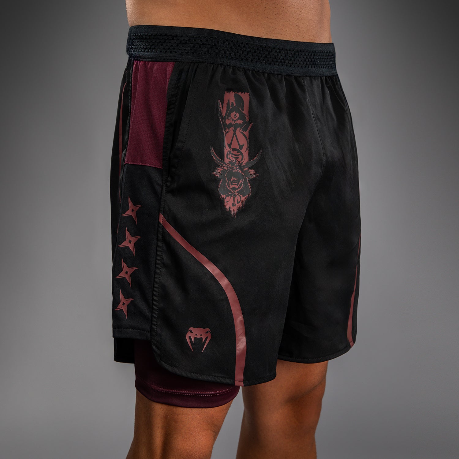venum-x-assassin-s-creed-shadows-trainingsshorts-herren-burgunder-schwarz image 5