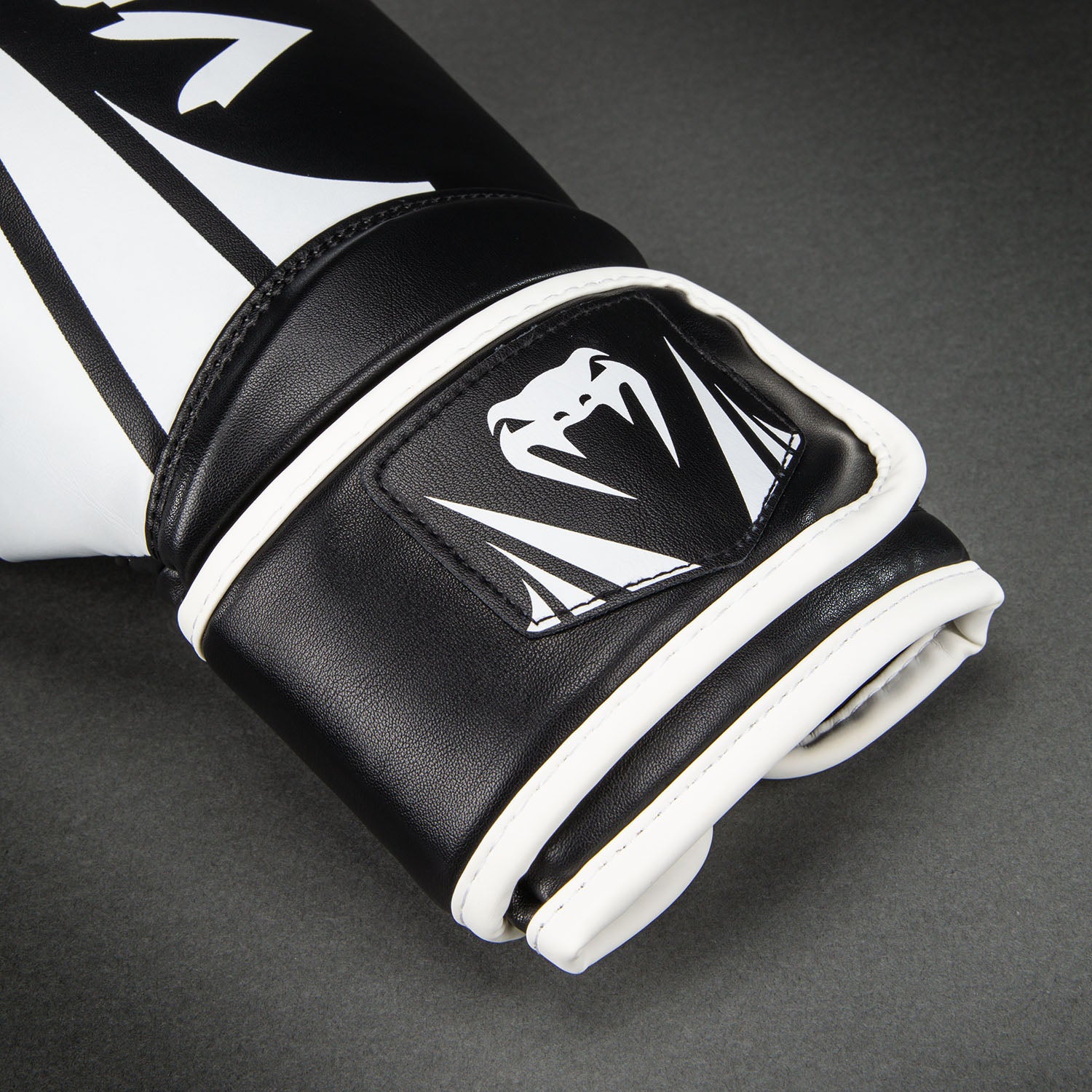 venum-challenger-2-5-boxhandschuhe-schwarz-wei image 4