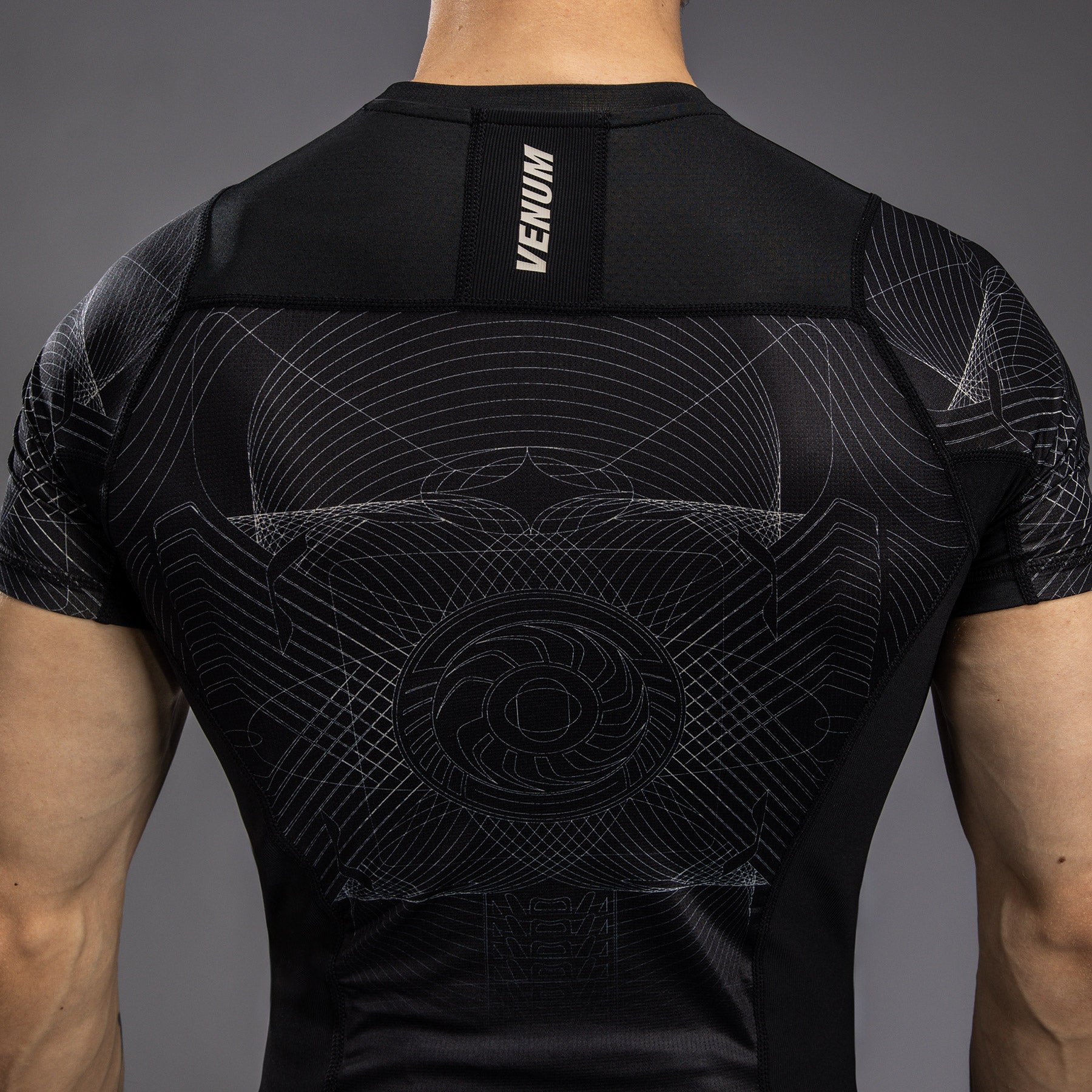 venum-g-fit-air-herren-kurzarm-rashguard-tiefschwarz-w-stensand image 7