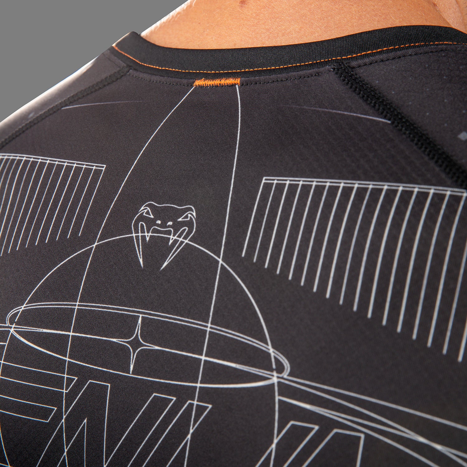 venum-eclipse-kurzarm-rashguard-schwarz-elfenbein image 4