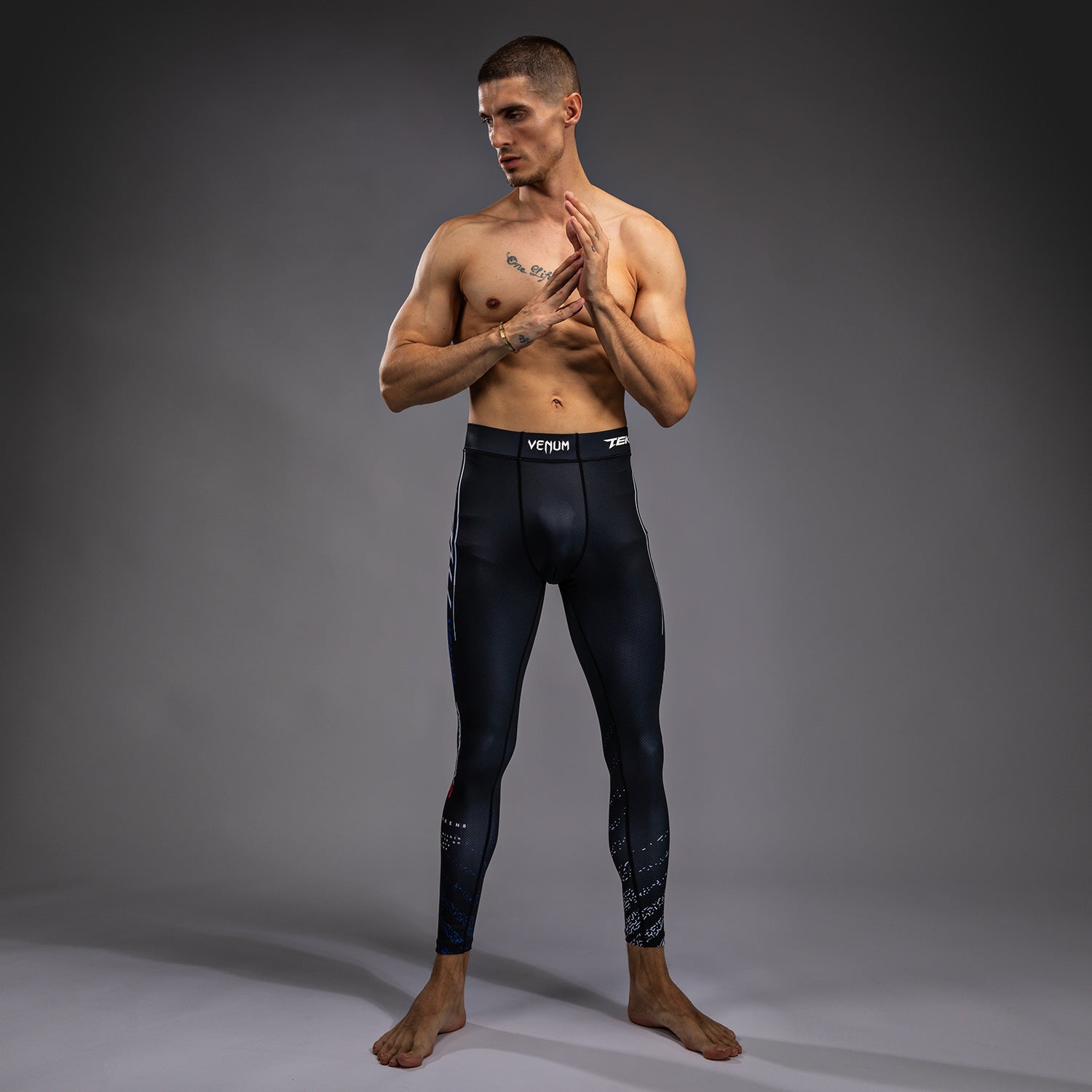 venum-x-tekken-8-jin-kazama-spats-kompressionstights-herren-blau-schwarz-wei image 2