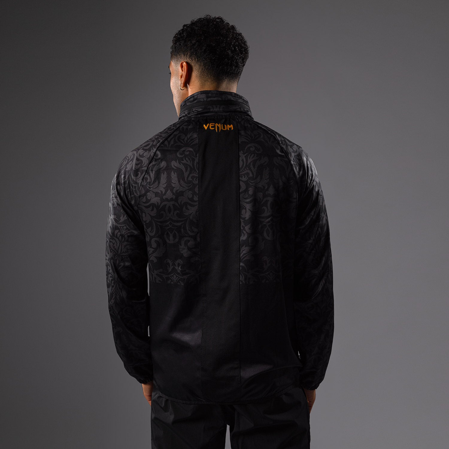 venum-x-topuria-unmatched-edition-track-jacket-herren-schwarz-gold image 4