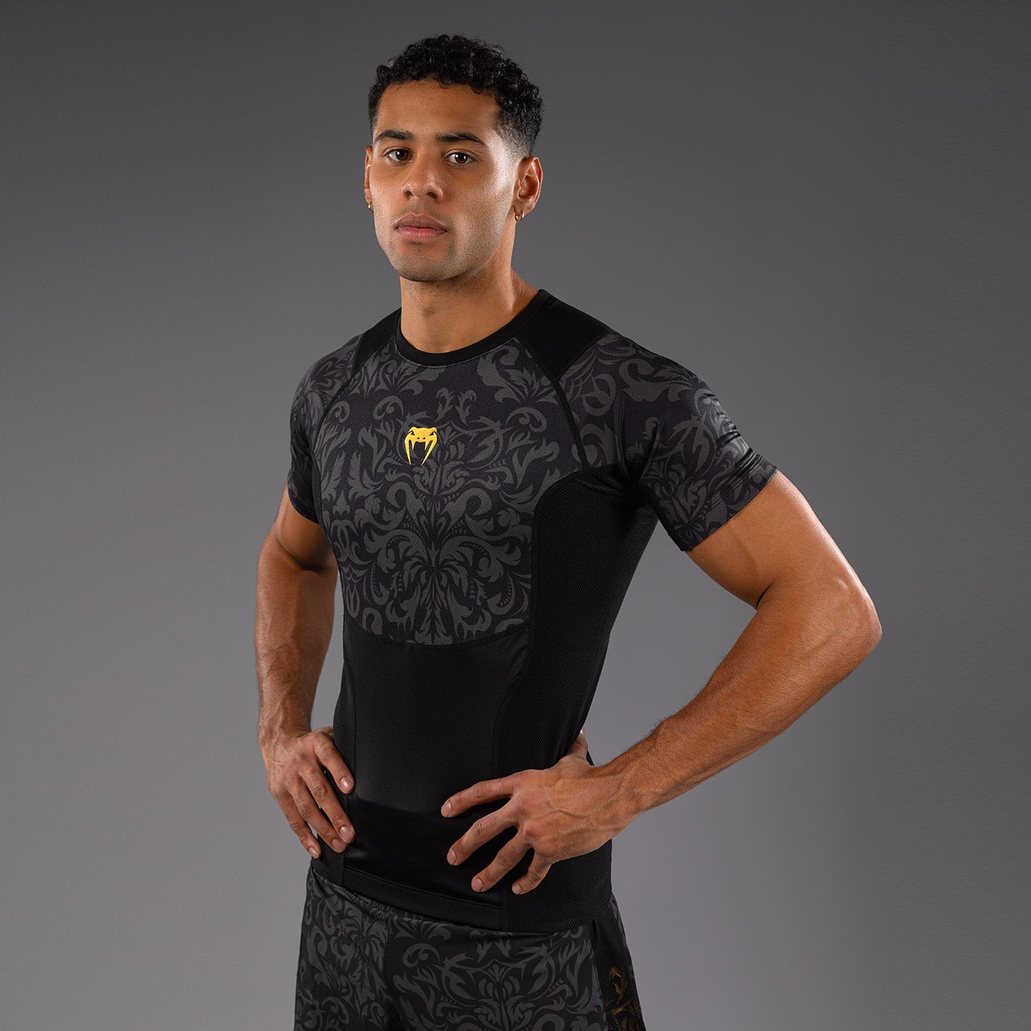 venum-x-topuria-unmatched-edition-kurzarm-rashguard-herren-schwarz-gold image 1