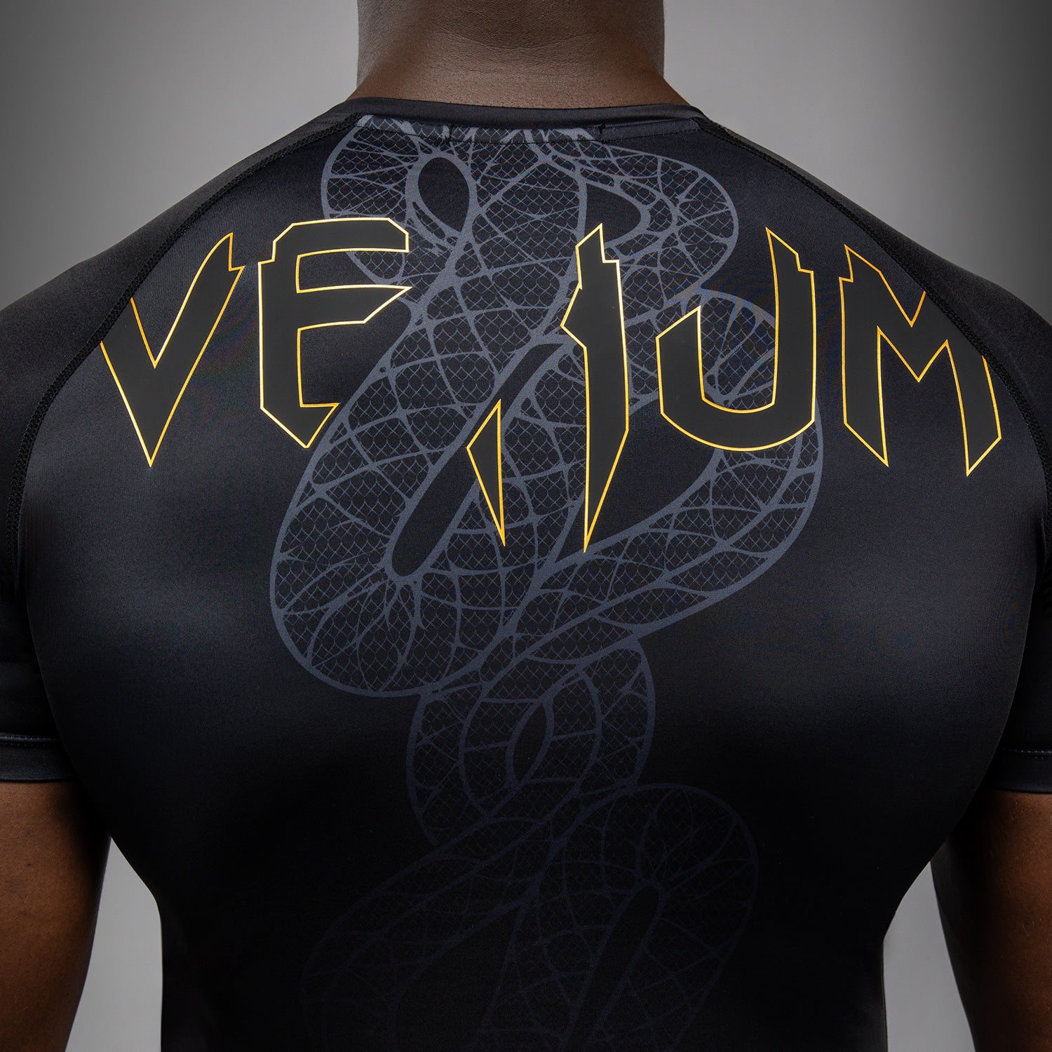 venum-serpenti-kurzarm-rashguard-schwarz-silber-gold-herren image 7