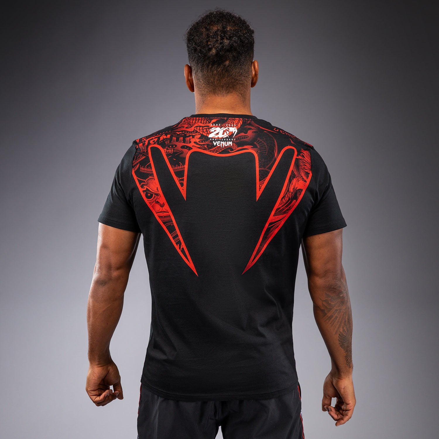 venum-20th-anniversary-t-shirt-schwarz-rot-regular-fit-baumwolle-herren image 4