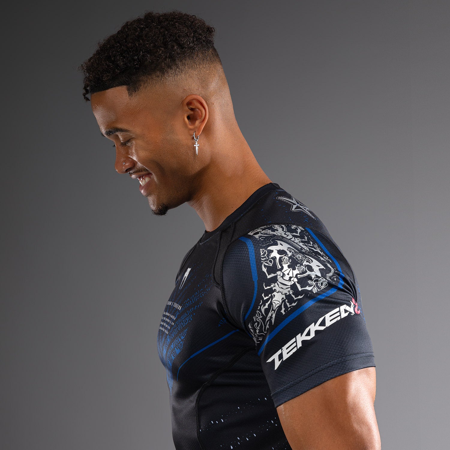 venum-x-tekken-8-paul-phoenix-rashguard-kurzarm-schwarz-blau image 6
