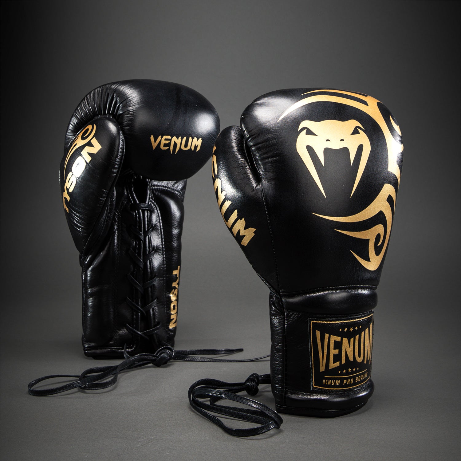 venum-giant-2-0-mike-tyson-pro-boxhandschuhe-schn-rsenkel-schwarz-gold-inkl-tasc image 2