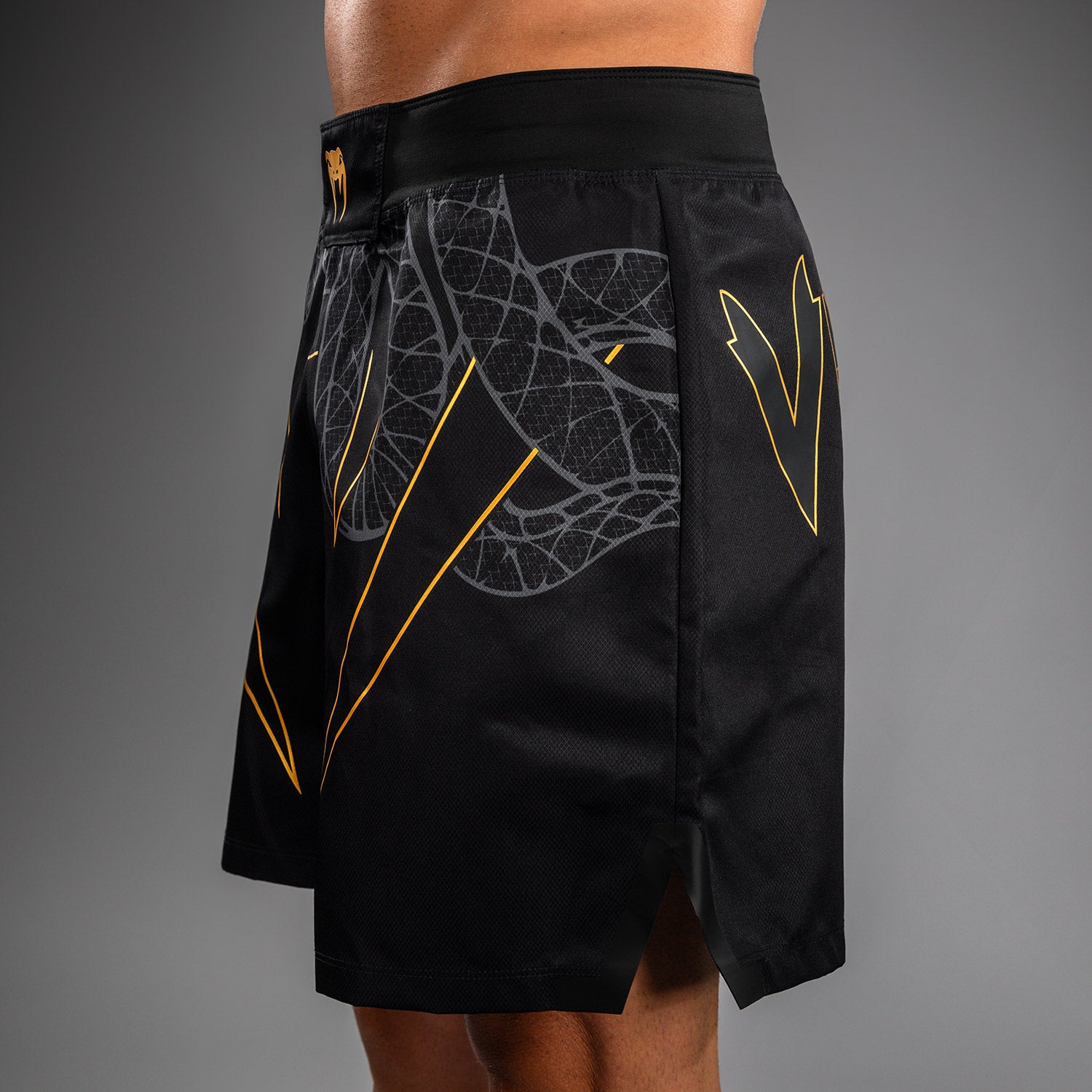 venum-serpenti-fight-shorts-herren-schwarz-silber-gold image 6