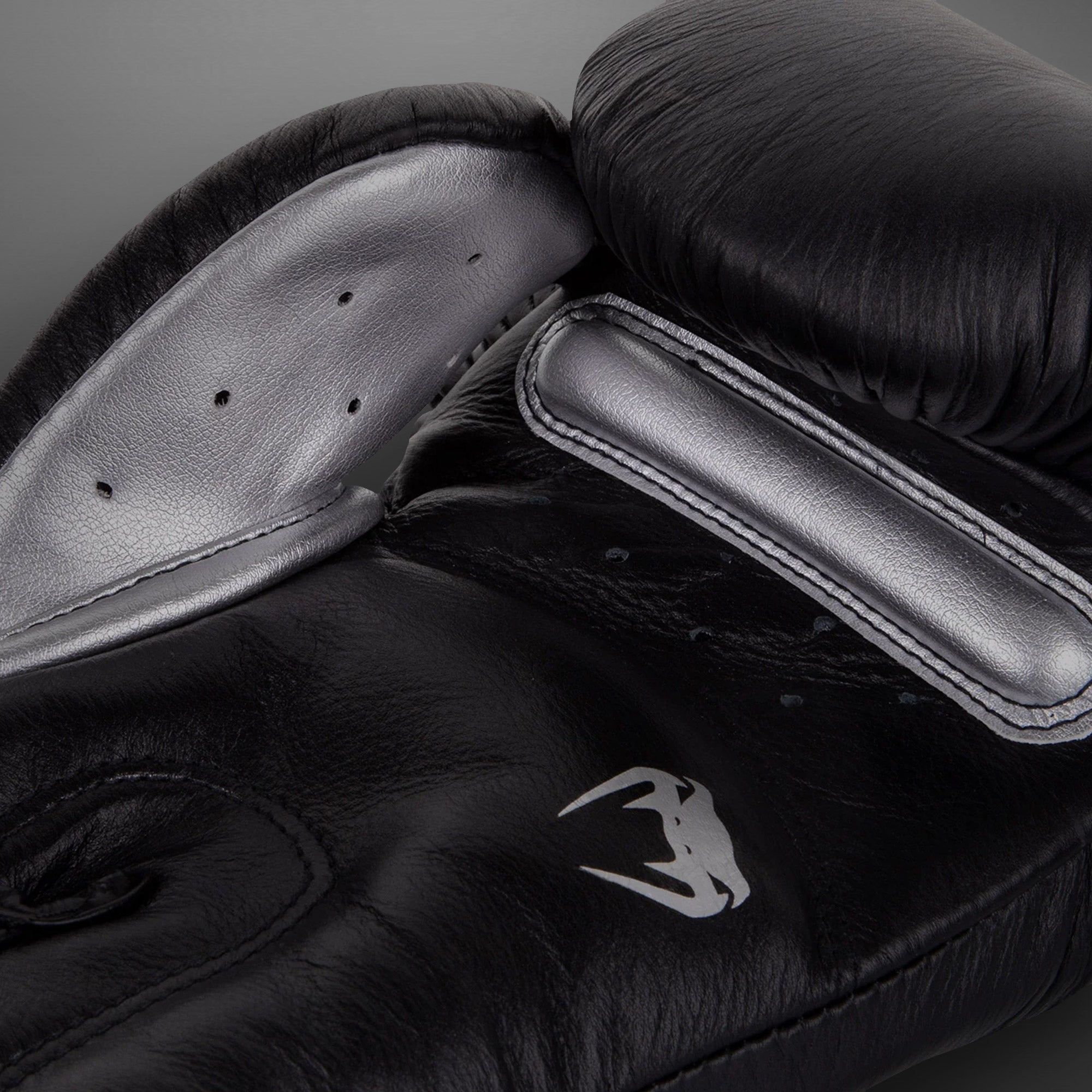 venum-giant-3-0-boxhandschuhe-nappaleder-schwarz-silber image 2