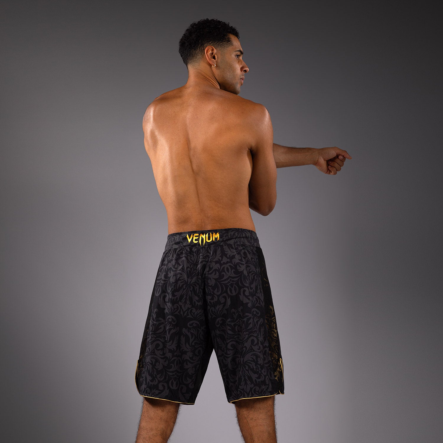 venum-x-topuria-unmatched-edition-kampfshorts-schwarz-gold-herren image 4