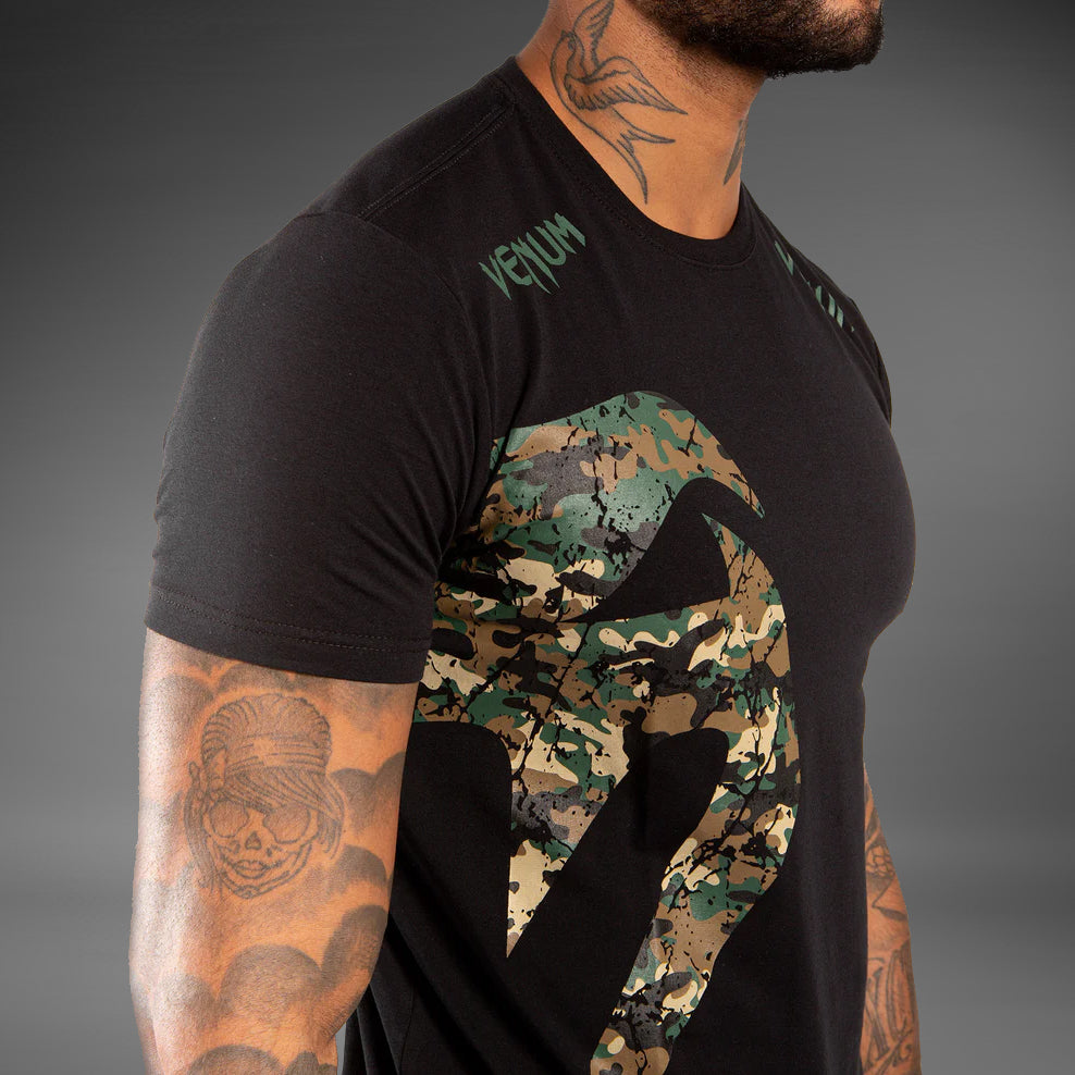 venum-original-giant-t-shirt-schwarz-wald-camo-box-fashion image 3